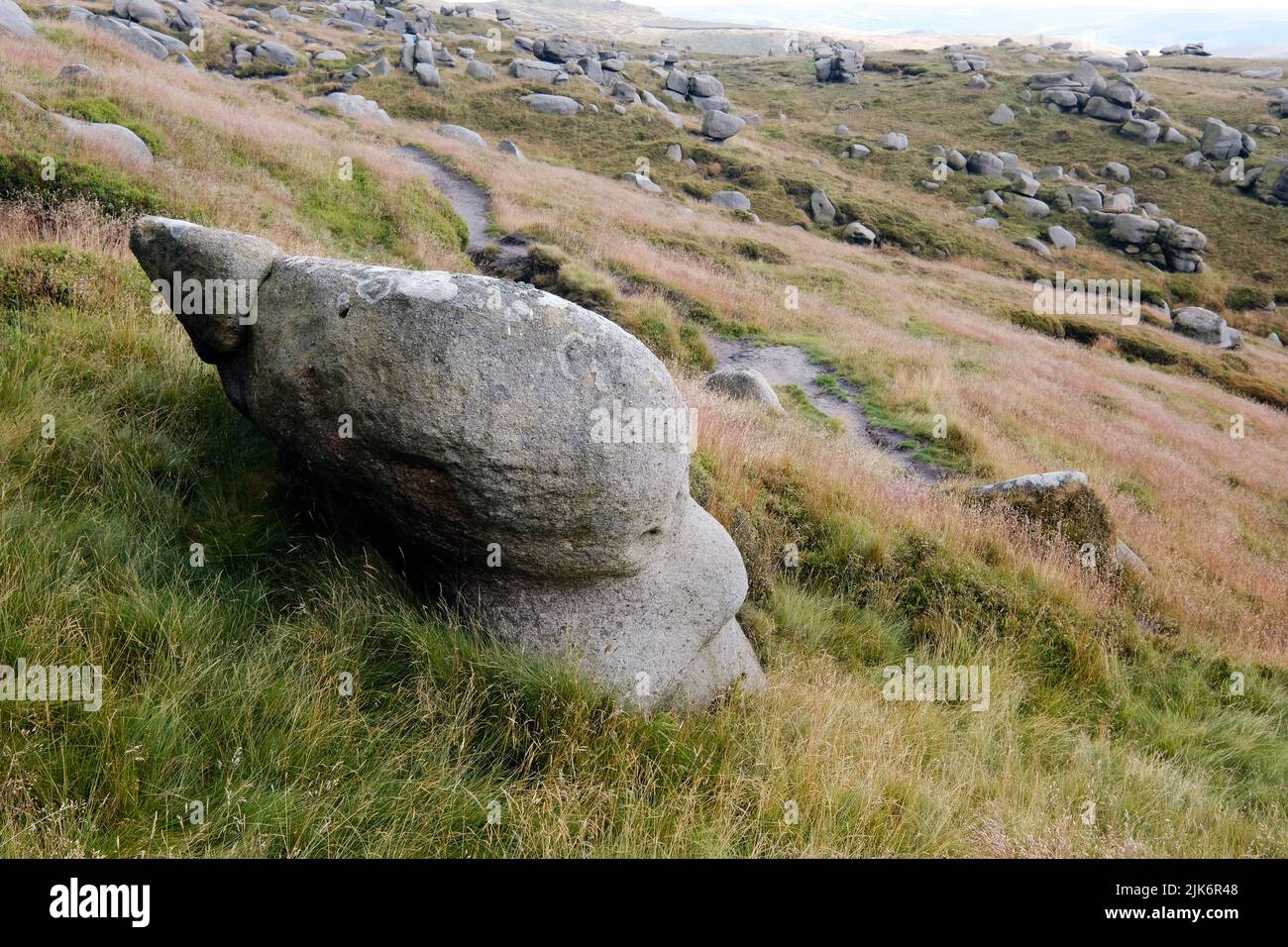 The Woolpack, un affleurement en pierre à aiguiser de roches sur le bord du plateau de Kinder dans le district de Derbyshire Peak. Banque D'Images