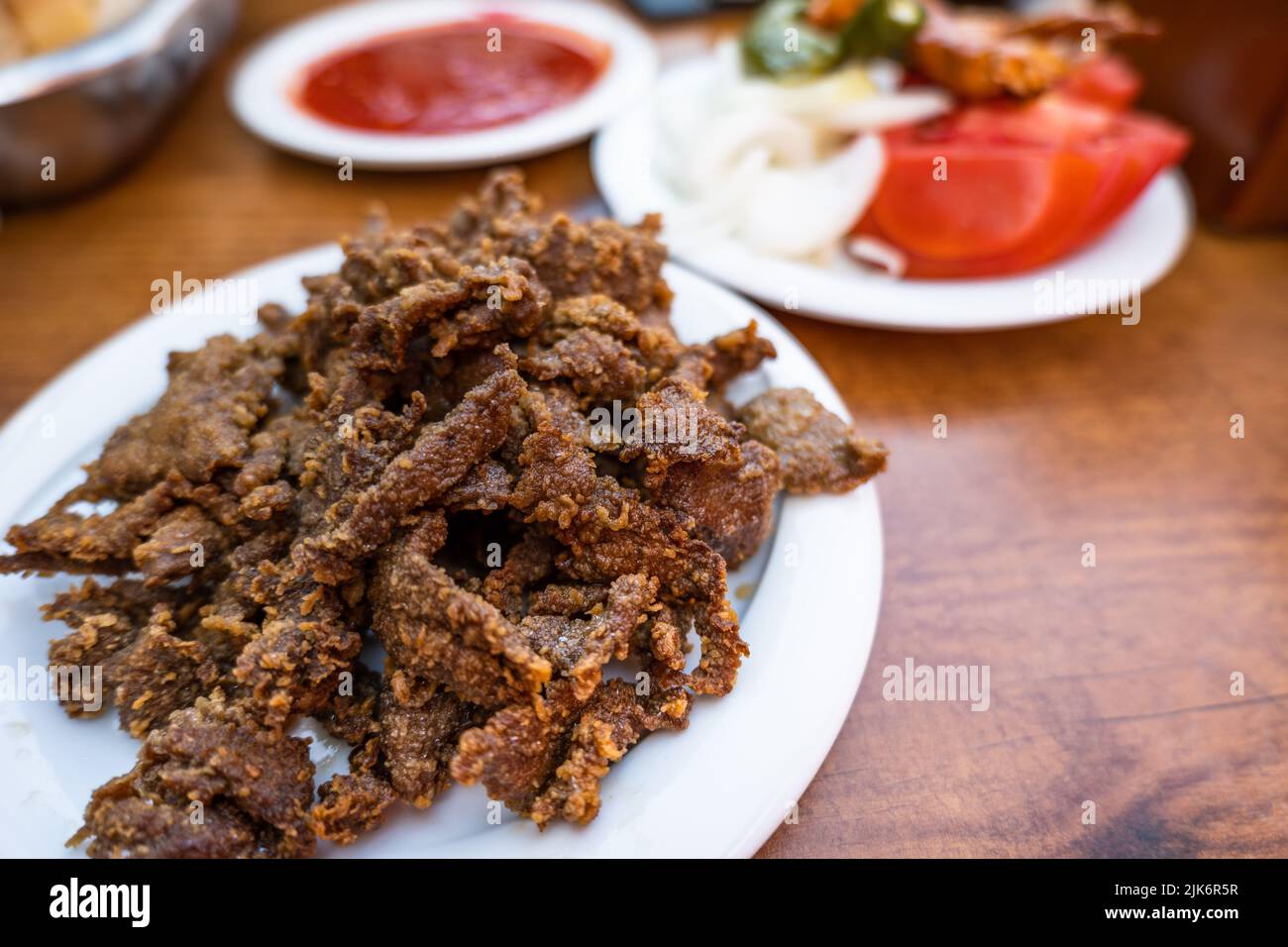 Plat Eirne Ciger (Tava Ciger en turc), spécialités alimentaires à Edirne, Turquie. Foie cuit dans l'huile. Cuisine turque. Banque D'Images