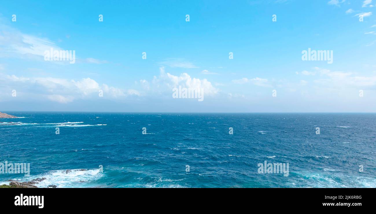 Vue panoramique incroyable sur la mer Égée et le ciel, longue image comme arrière-plan Banque D'Images