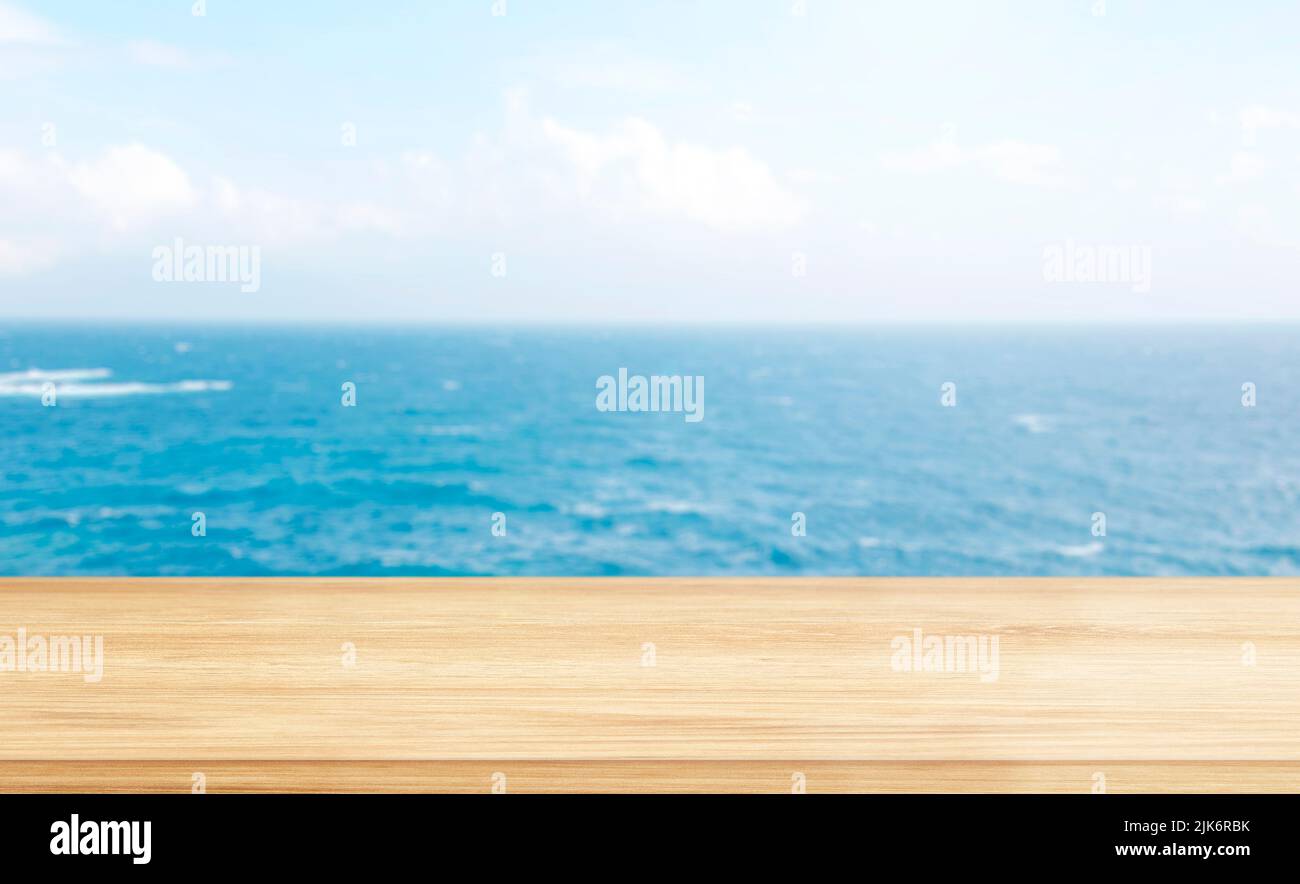 Composition minimale du fond de la mer tropicale avec plan d'examen, table ou étagère vide pendant la journée ensoleillée d'été Banque D'Images