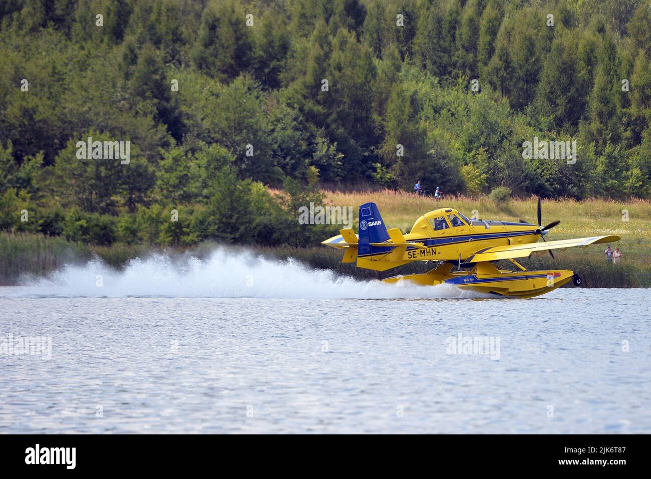 31 juillet 2022, Usti nad Labem, République tchèque: Avion tracteur pneumatique AT-802 des avions extincteurs de Suède jets d'eau du lac de Milada dans le Usti nad Labem, situé à environ 30 kilomètres de l'incendie dans le parc national de la Suisse tchèque en République tchèque. L'incendie dans le parc national se poursuit sept jours de suite. (Credit image: © Slavek Ruta/ZUMA Press Wire) Credit: ZUMA Press, Inc./Alamy Live News Banque D'Images