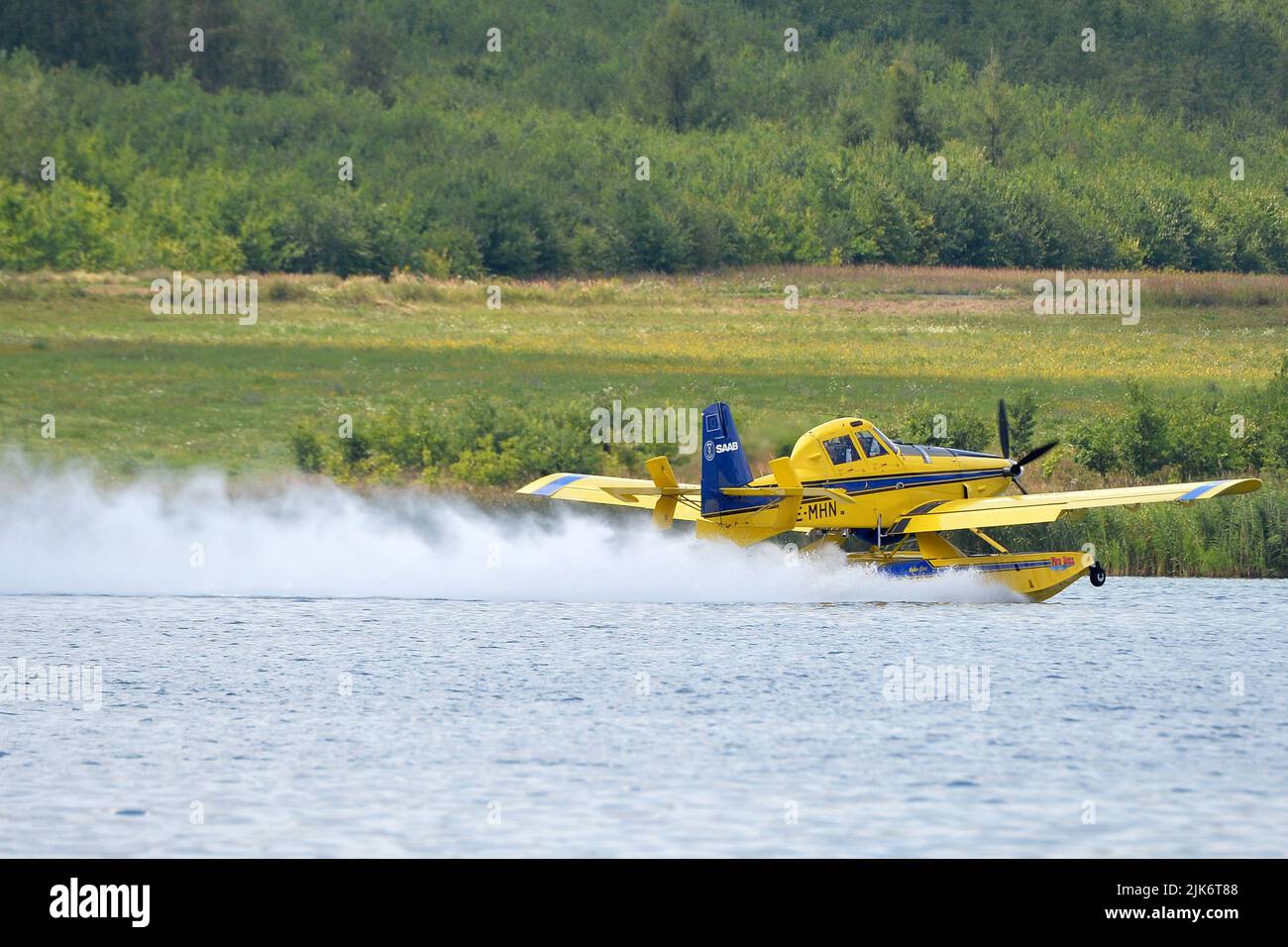 31 juillet 2022, Usti nad Labem, République tchèque: Avion tracteur pneumatique AT-802 des avions extincteurs de Suède jets d'eau du lac de Milada dans le Usti nad Labem, situé à environ 30 kilomètres de l'incendie dans le parc national de la Suisse tchèque en République tchèque. L'incendie dans le parc national se poursuit sept jours de suite. (Credit image: © Slavek Ruta/ZUMA Press Wire) Credit: ZUMA Press, Inc./Alamy Live News Banque D'Images