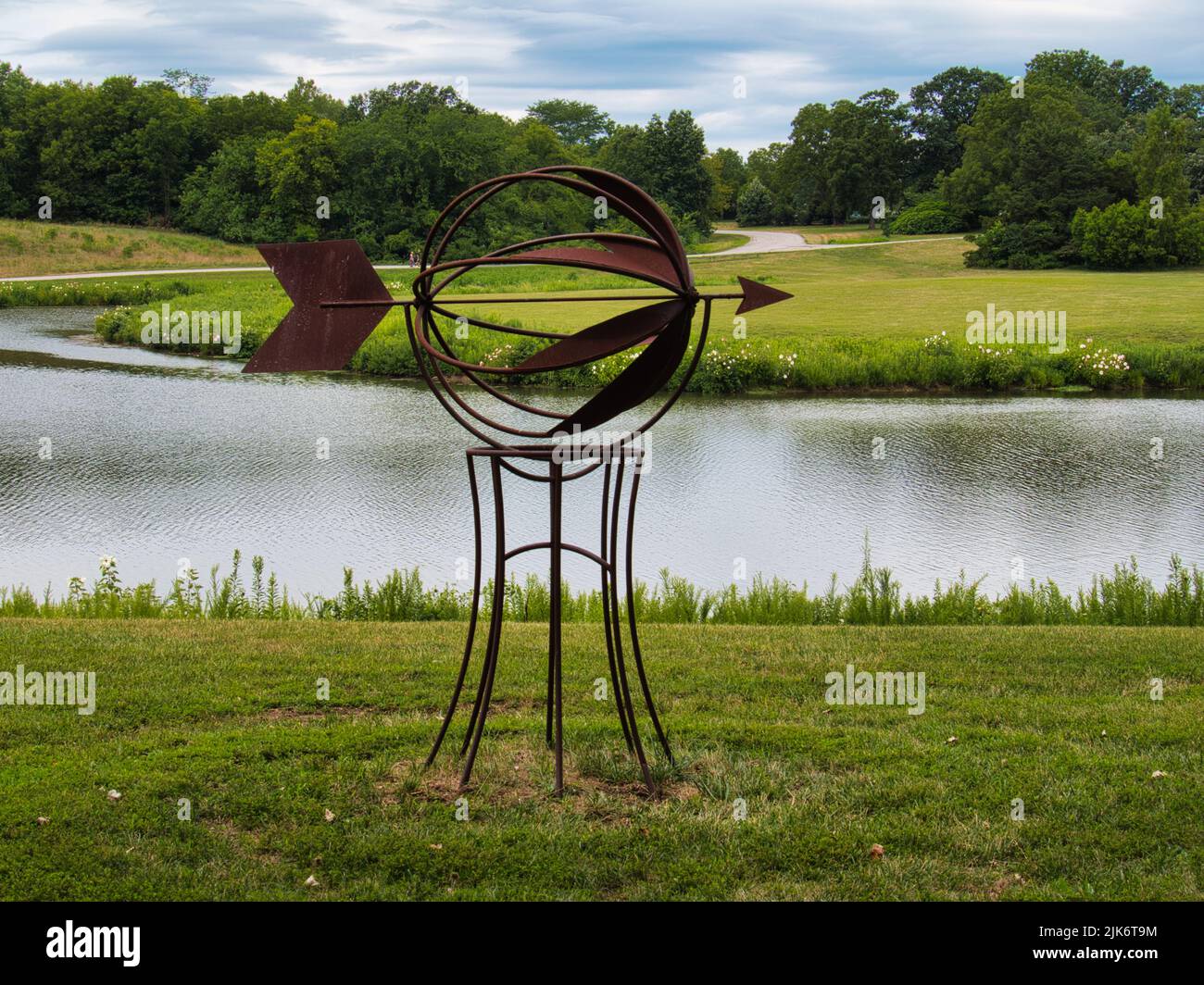 Il s'agit d'une boussole ou d'un outil basé sur le vent pour surveiller les directions du vent. Au milieu d'une jolie scène à Kingsville, Missouri Banque D'Images