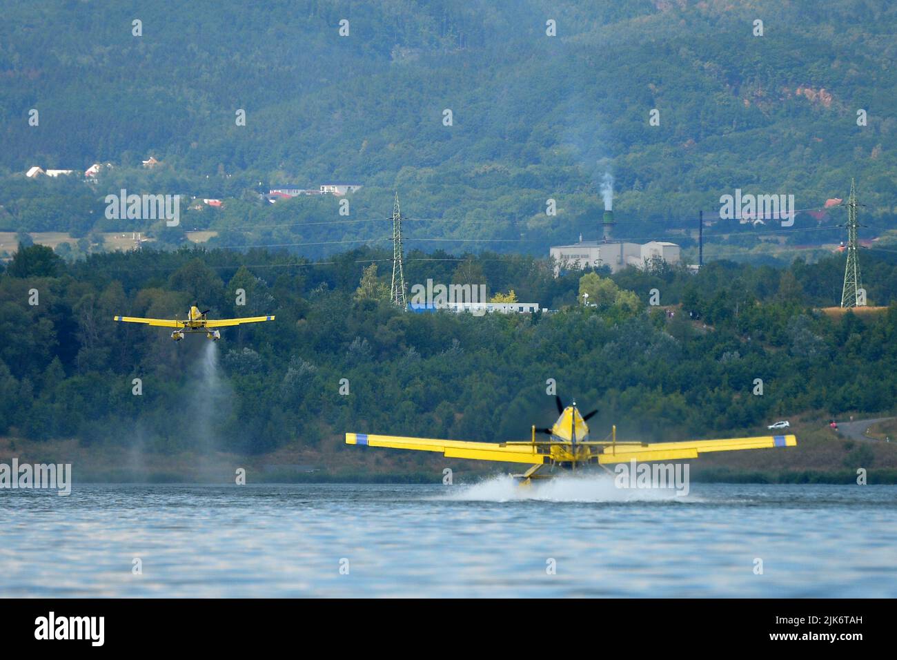 31 juillet 2022, Usti nad Labem, République tchèque: Avion tracteur pneumatique AT-802 des avions extincteurs de Suède jets d'eau du lac de Milada dans le Usti nad Labem, situé à environ 30 kilomètres de l'incendie dans le parc national de la Suisse tchèque en République tchèque. L'incendie dans le parc national se poursuit sept jours de suite. (Credit image: © Slavek Ruta/ZUMA Press Wire) Credit: ZUMA Press, Inc./Alamy Live News Banque D'Images