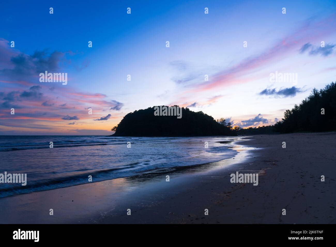 Scène de magnifique coucher de soleil sur la plage de Layan, Phuket, Thaïlande. Banque D'Images