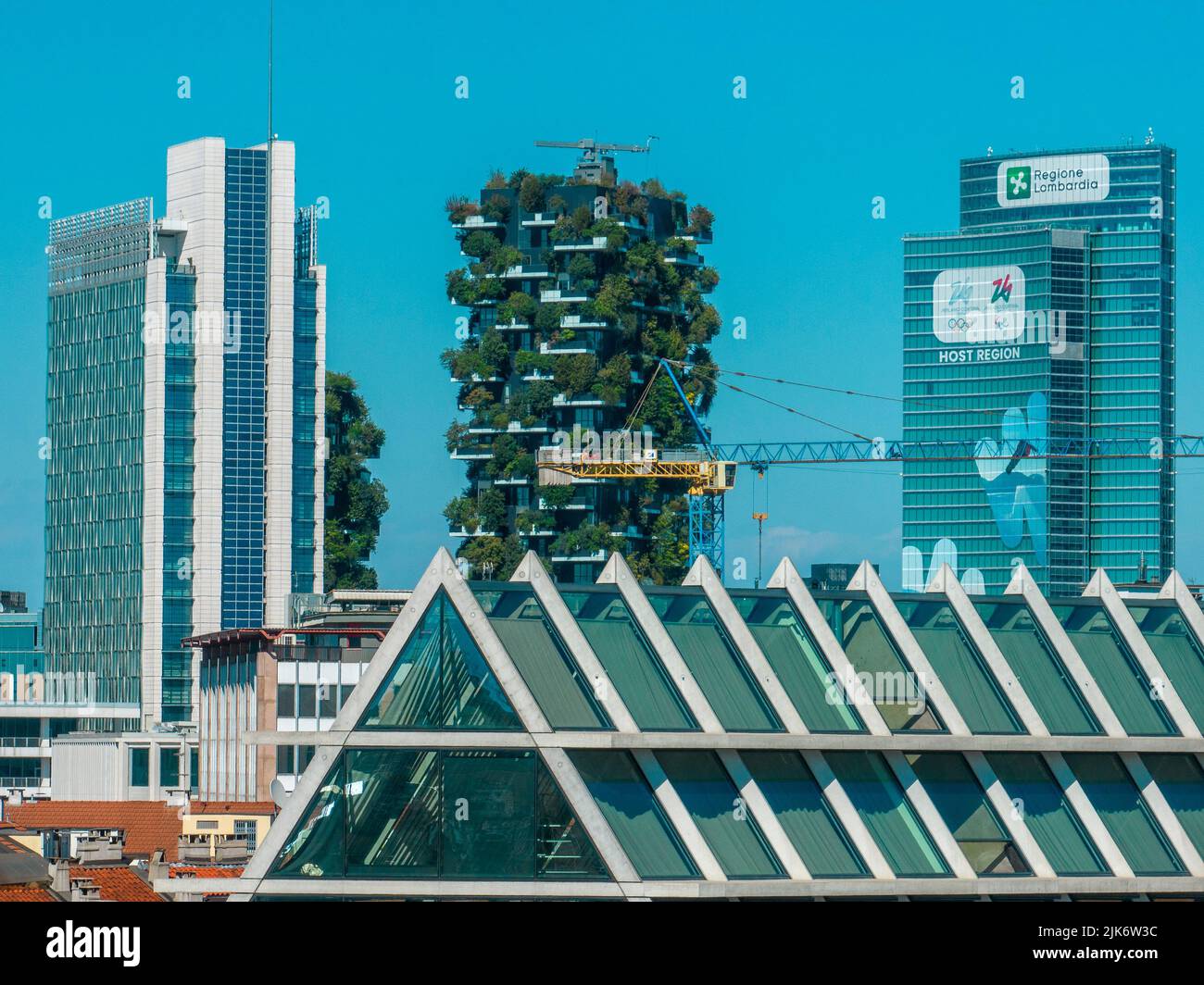 Vue aérienne du nouveau centre de Milan, gratte-ciels autour de la Piazza Gae Aulenti.Palazzo Lombardia et Bosco Verticale. Toit en pyramide. italie Banque D'Images