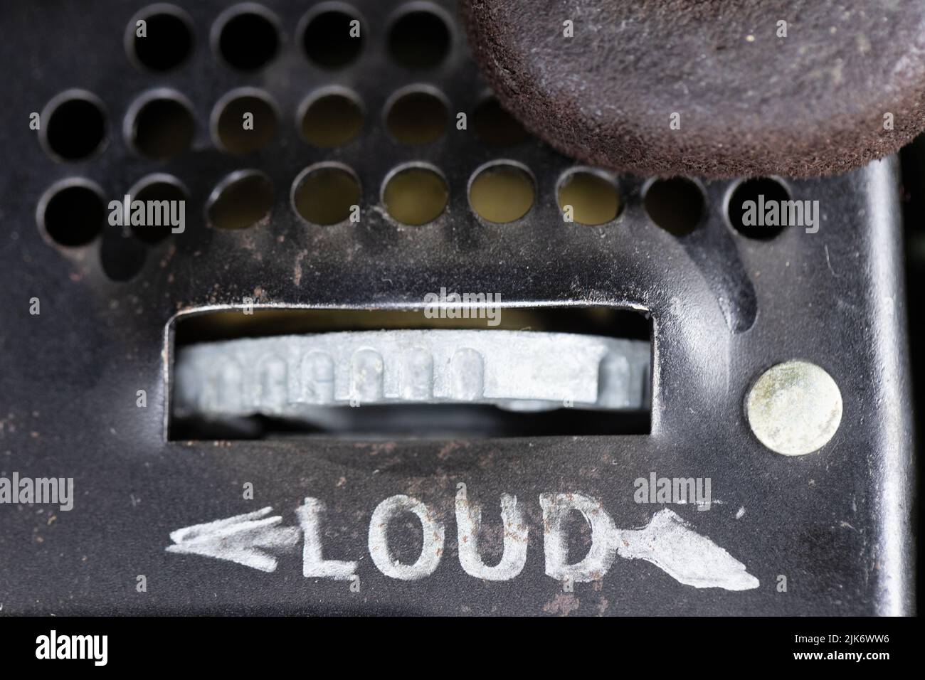 Le bouton de volume situé au bas d'un ancien téléphone à cadran rotatif. Banque D'Images