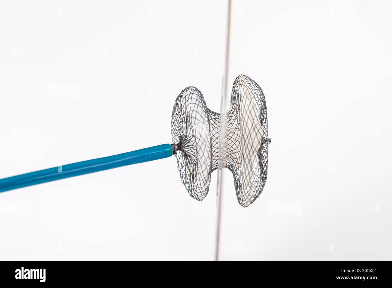 Défékt. Septal atrial. Dispositifs pour les procédures de cardiologie invasive. Dispositif de fermeture de la communication interauriculaire sur fond blanc. Banque D'Images