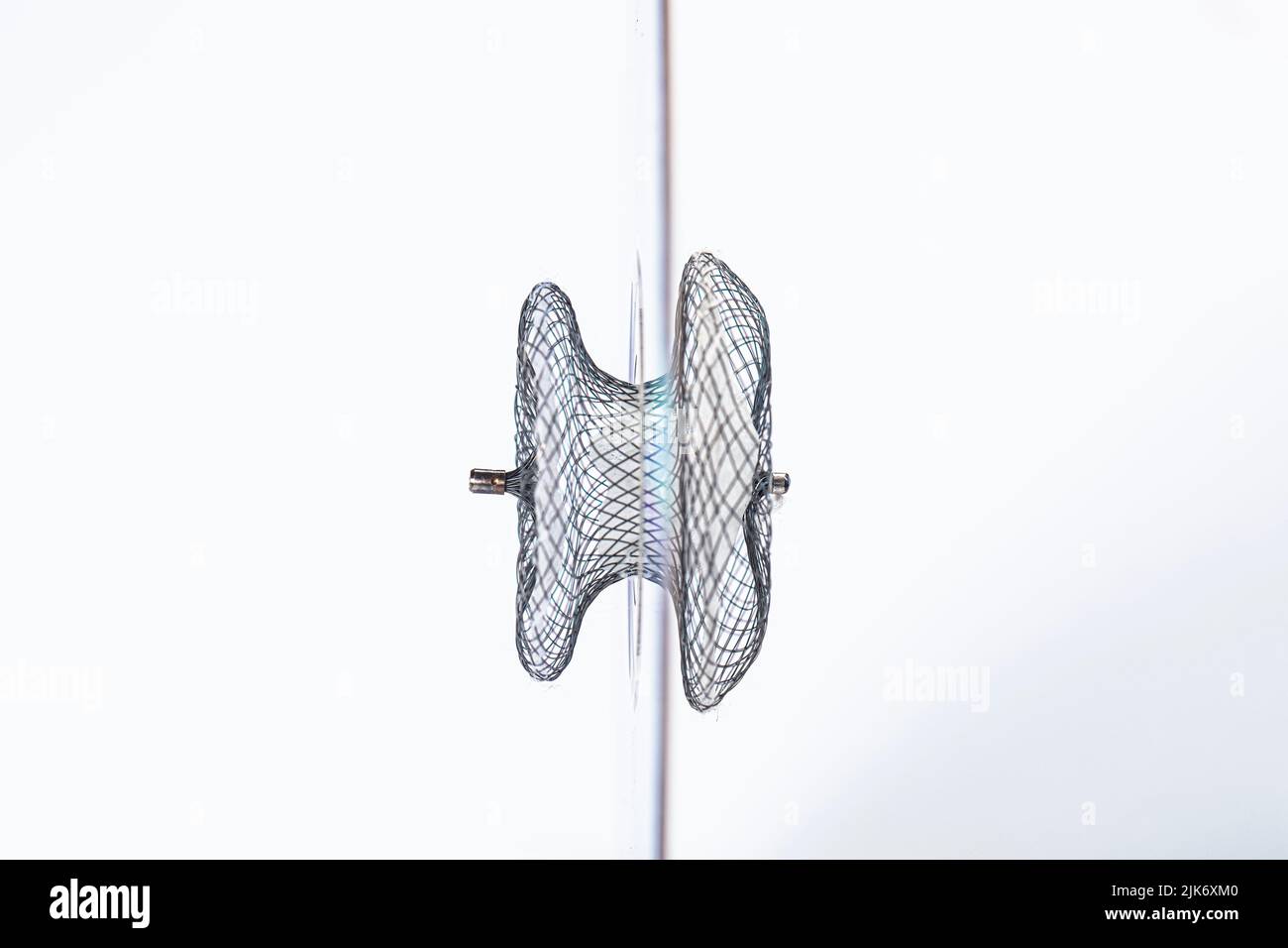 Défékt. Septal atrial. Dispositifs pour les procédures de cardiologie invasive. Dispositif de fermeture de la communication interauriculaire sur fond blanc. Banque D'Images