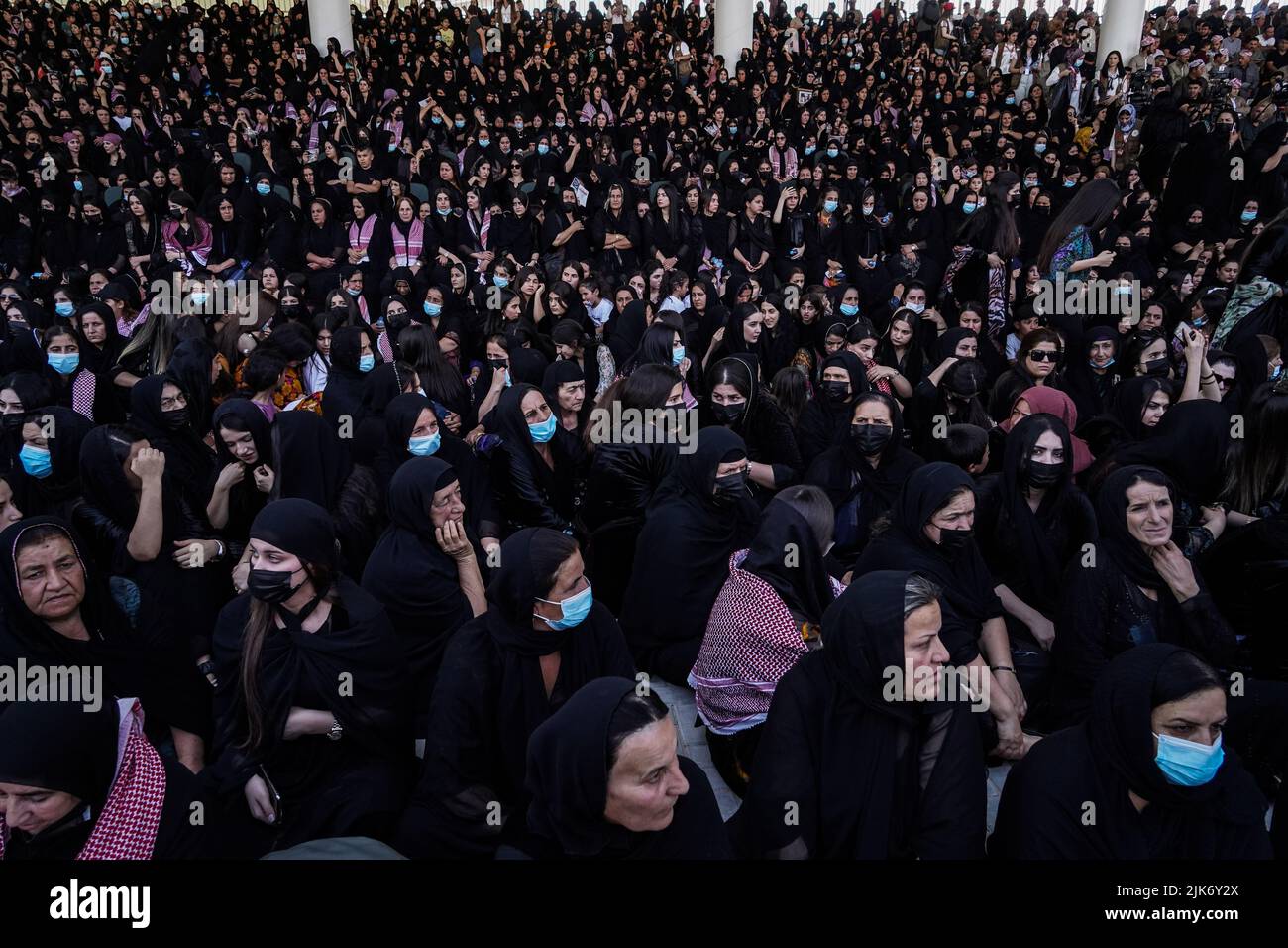 Barzan, Irak. 31st juillet 2022. Des femmes kurdes assistent à une cérémonie d'enterrement des restes de 100 victimes Barzani, qui ont été tuées dans les opérations d'Anfal à la fin de 1980s. Le régime de l'Irak baathiste, dirigé par Saddam Hussein, a mené des opérations violentes contre les Kurdes à la fin de 1980s, laissant au moins 182 000 morts et 90% des villages kurdes détruits. Credit: Ismael Adnan/dpa/Alay Live News Banque D'Images