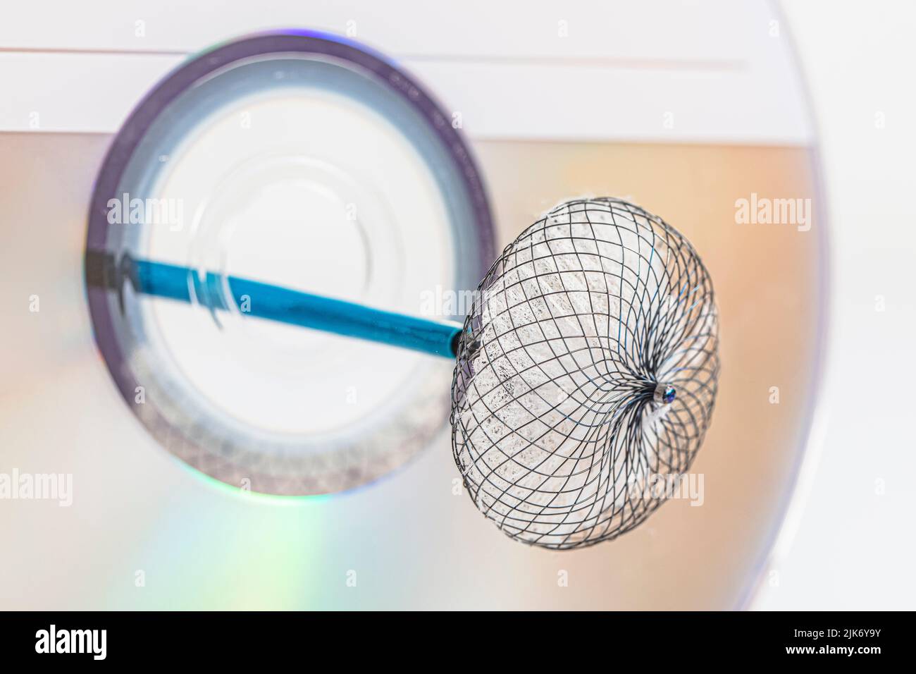 Défékt. Septal atrial. Dispositifs pour les procédures de cardiologie invasive. Dispositif de fermeture de la communication interauriculaire sur fond blanc. Banque D'Images