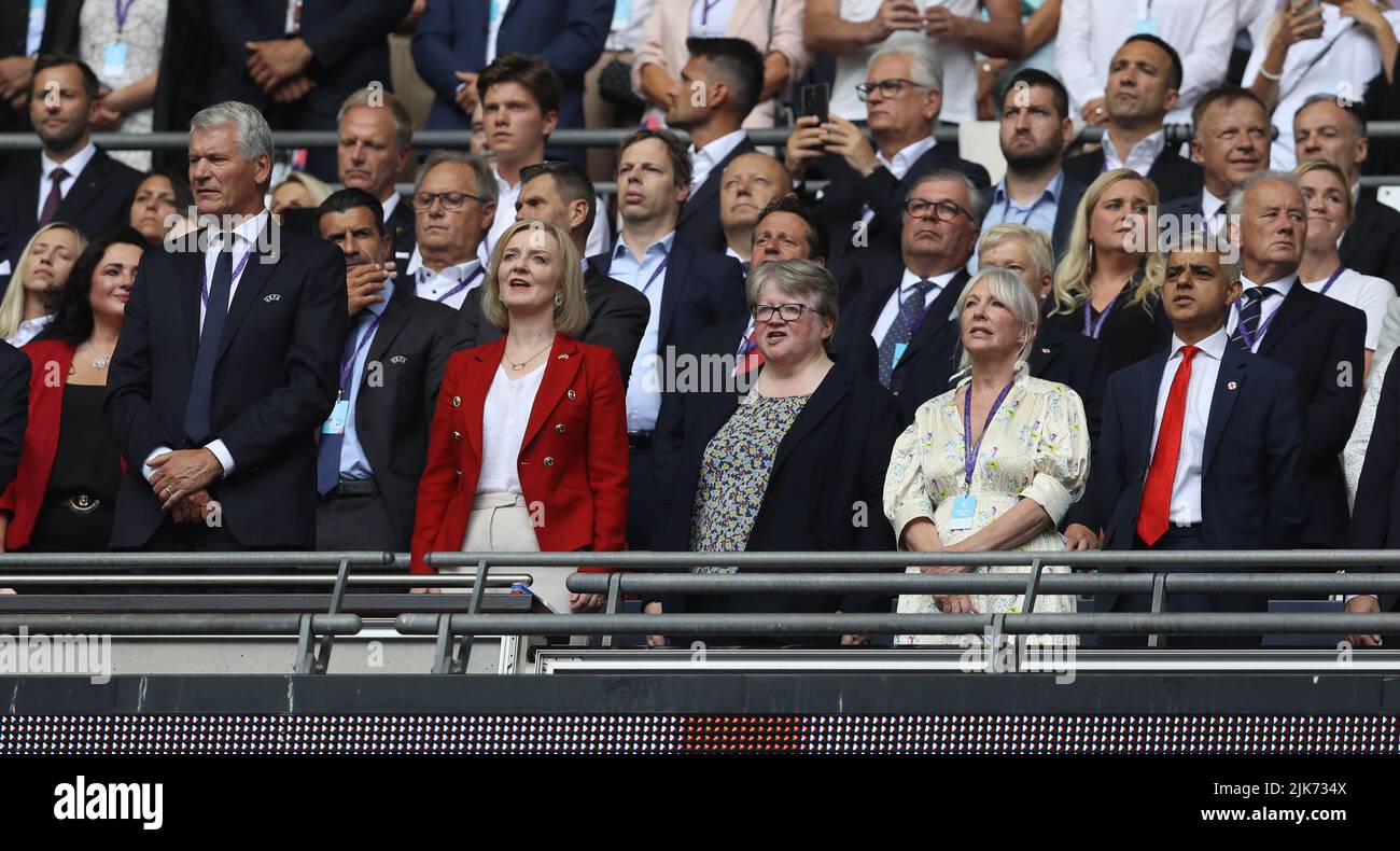 Londres, Royaume-Uni. 31st juillet 2022. David Gill, membre du Comité exécutif de l'UEFA, à côté de Liz Truss, Thérèse Coffey, Nadine Dorries et maire de Londres Sadiq Khan, lors du match du Championnat d'Europe des femmes de l'UEFA 2022 au stade Wembley, à Londres. Crédit photo à lire: Paul Terry / Sportimage crédit: Sportimage/Alay Live News crédit: Sportimage/Alay Live News Banque D'Images