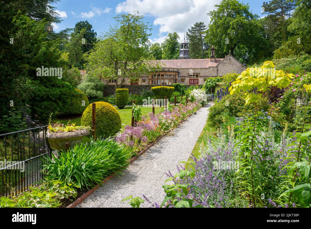 Plantation d'été dans les jardins de Thornbridge Hall près de Bakewell, Peak District, Derbyshire, Angleterre. Banque D'Images