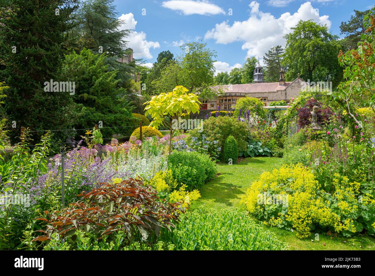 Plantation d'été dans les jardins de Thornbridge Hall près de Bakewell, Peak District, Derbyshire, Angleterre. Banque D'Images