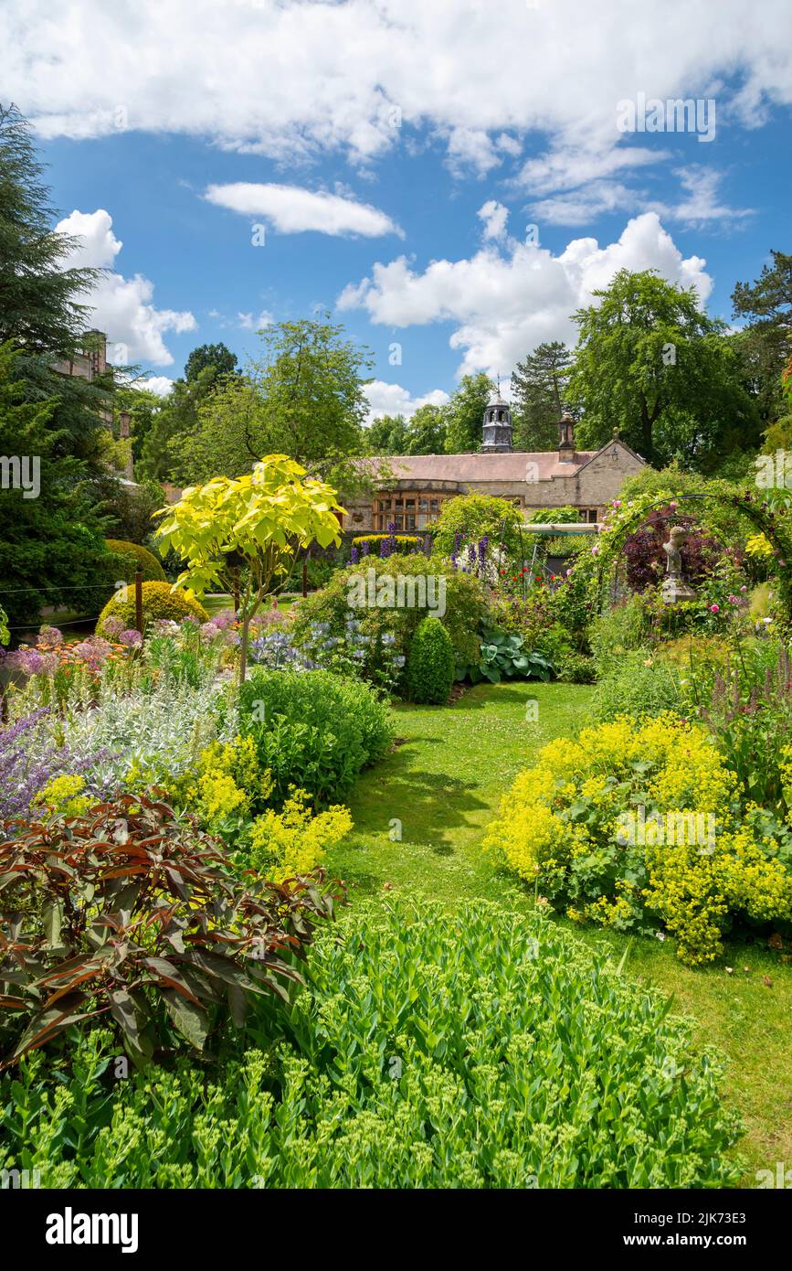 Plantation d'été dans les jardins de Thornbridge Hall près de Bakewell, Peak District, Derbyshire, Angleterre. Banque D'Images