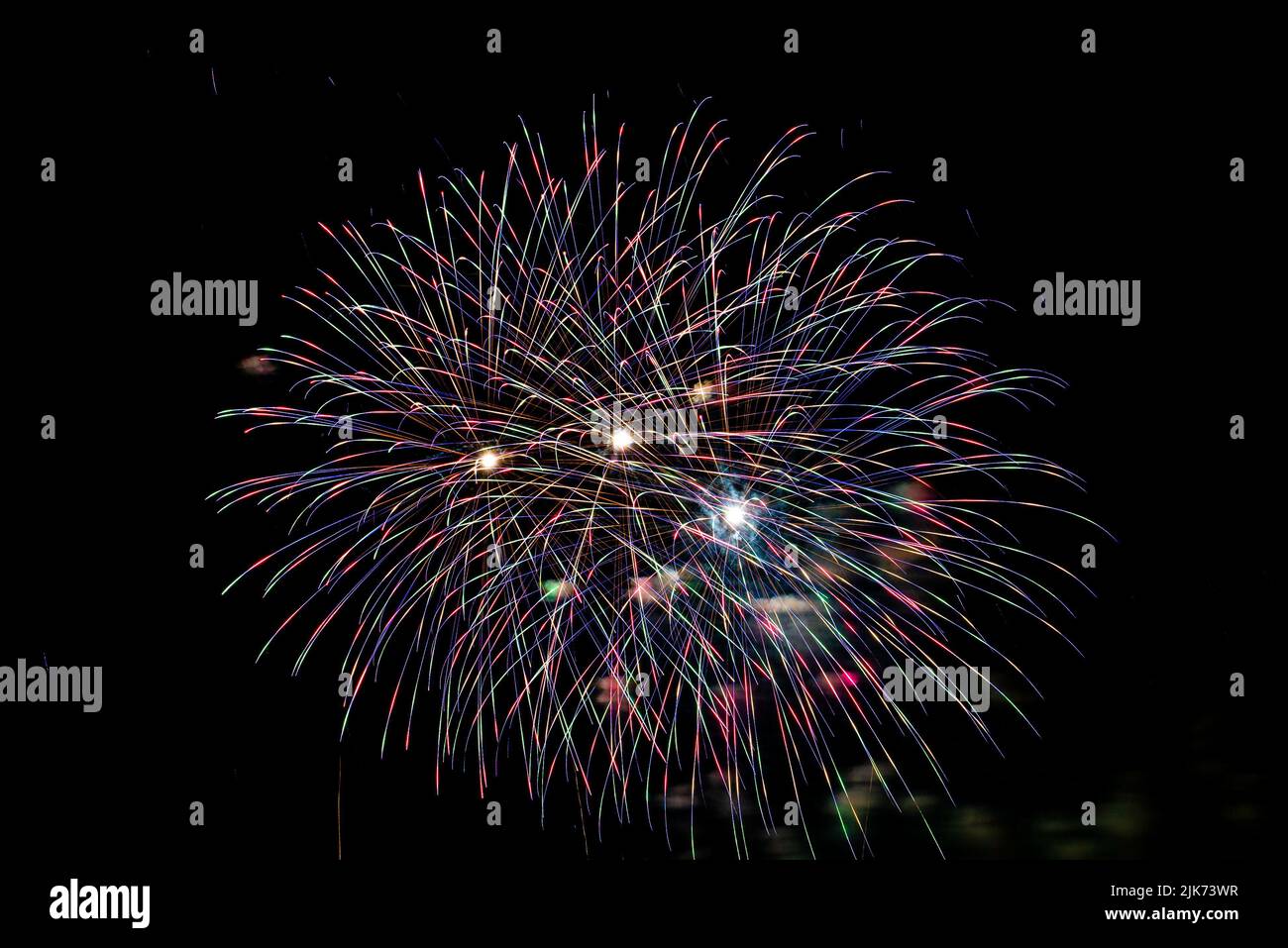 Montréal, Canada - 25 juin 2022: Feu de travail spectacle avec quart de lune en arrière-plan à la ronde à Montréal Banque D'Images