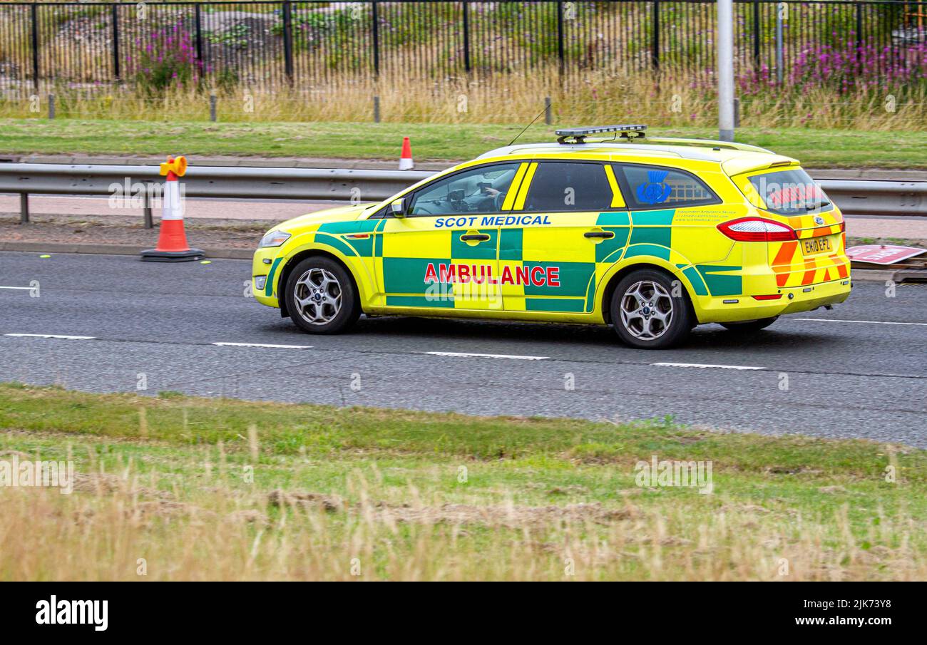 Une voiture Scot Medical Independent Ambulance Service se dirigeant le long de la route à deux voies Kingsway West à Dundee, au Royaume-Uni Banque D'Images
