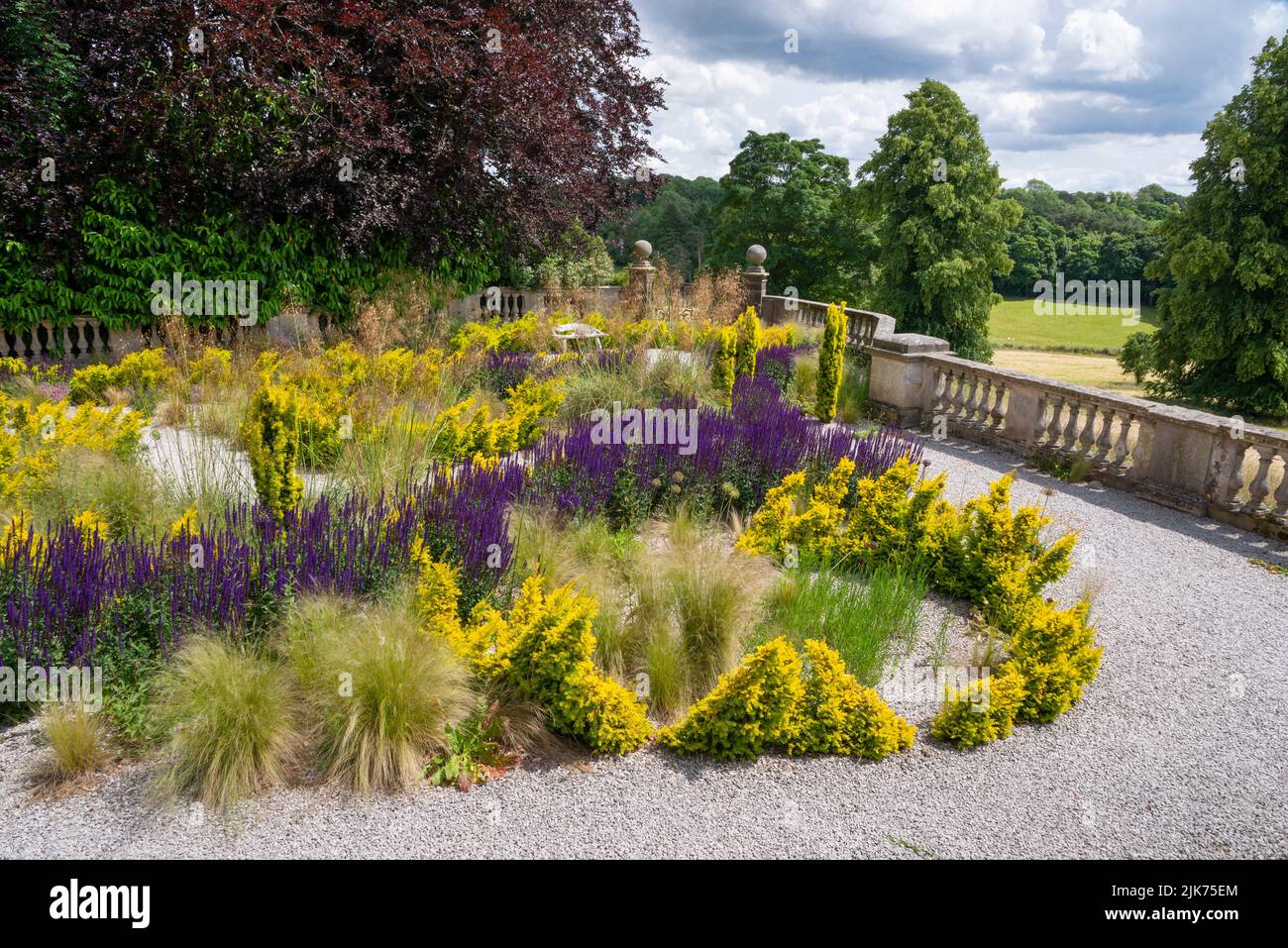 Jardin de gravier sec dans les jardins de Thornbridge Hall près de Bakewell, Peak District, Derbyshire, Angleterre. Banque D'Images
