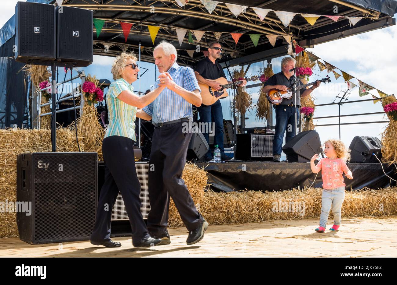 Roberts Cove, Cork, Irlande. 31st juillet 2022. Une petite fille regarde Agnes et Eddie Jagoe de Nohoval dansez une valse au festival annuel d'époque qui a eu lieu pendant le week-end des fêtes de banque d'août à Roberts Cove, Co. Cork, Irlande. .- Credit; David Creedon / Alamy Live News Banque D'Images