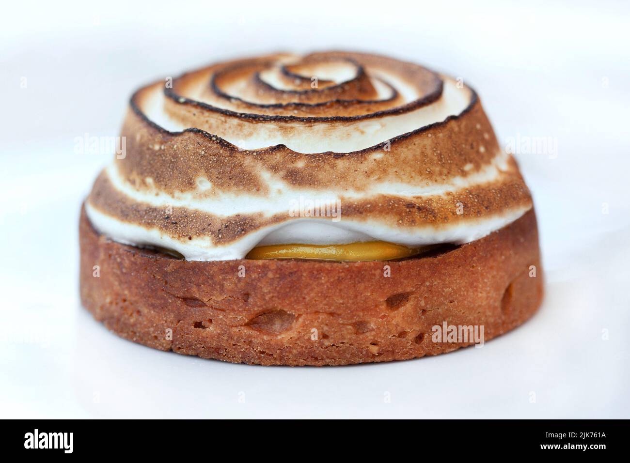 Gros plan d'une tarte au citron meringue sur un plan de travail blanc Banque D'Images