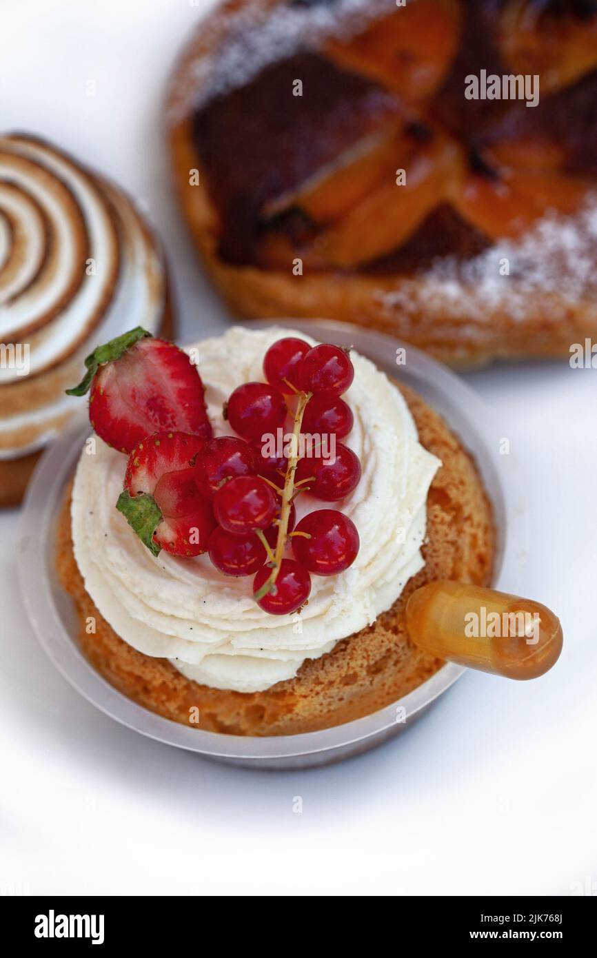 Trois pâtisseries sur un plan de travail blanc Banque D'Images