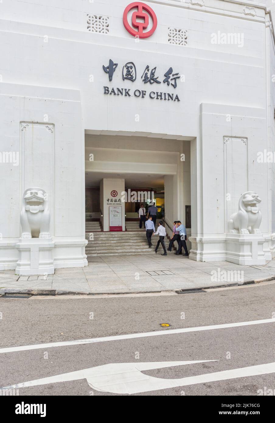 Banque de Chine, Battery Road, Singapour. Le bâtiment moderniste date de 1954 et a été conçu par Palmer et Turner de Hong Kong. Les lions de protection Banque D'Images