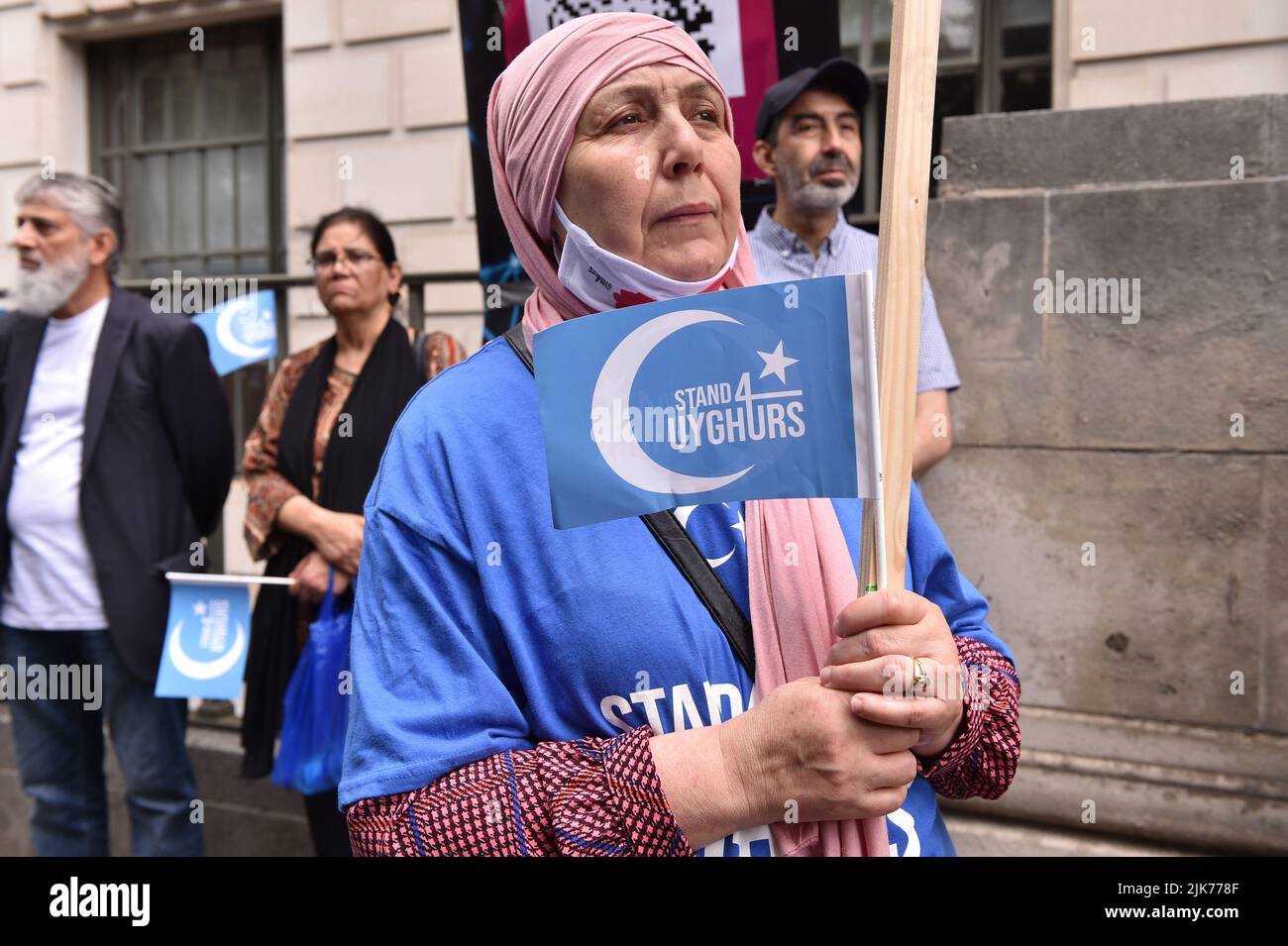 Londres, Angleterre, Royaume-Uni. 31st juillet 2022. Une femme est vue en tenant le drapeau d'Uyghur au rassemblement. Uyghurs et des organisations musulmanes britanniques se sont réunis à l'ambassade chinoise d'Oposite à Londres pour protester contre le comittmend du gouvernement chinois dans une série de violations continues des droits de l'homme contre Uyghurs et d'autres minorités ethniques. (Credit image: © Thomas Krych/ZUMA Press Wire) Credit: ZUMA Press, Inc./Alamy Live News Banque D'Images