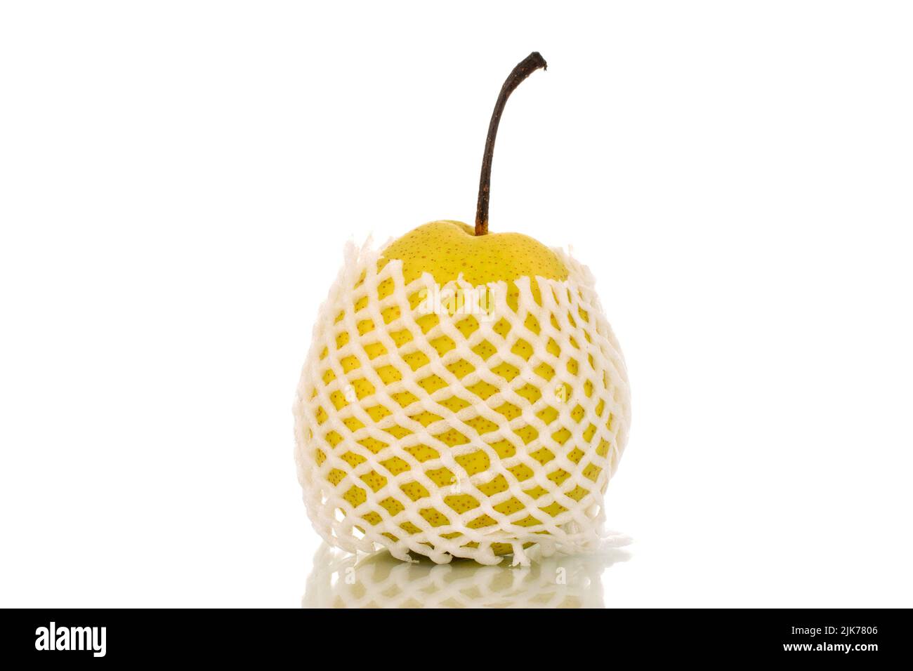 Une poire jaune vif organique dans un paquet, gros plan, isolée sur un fond blanc. Banque D'Images