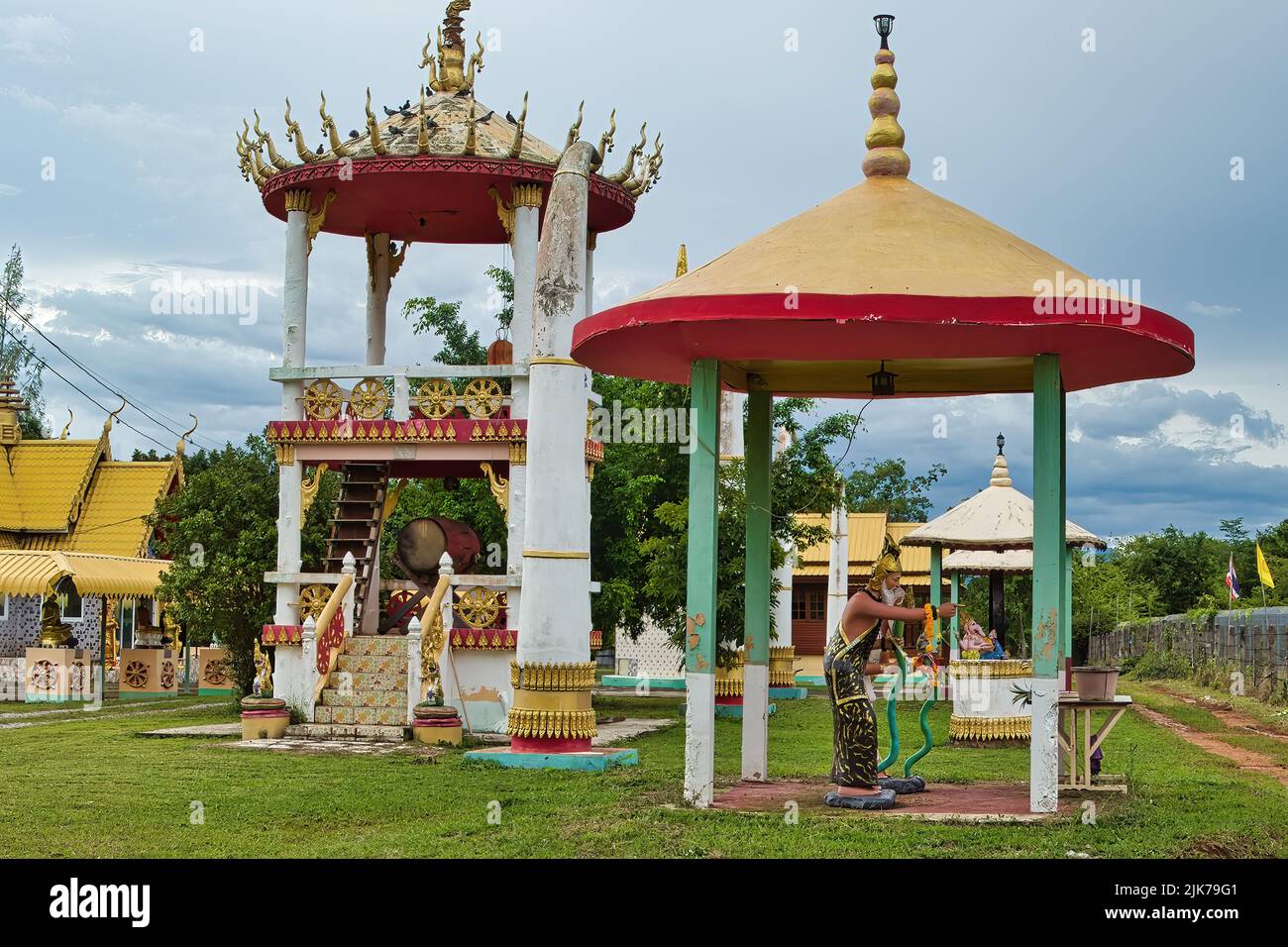 Divers sanctuaires et une tour de tambour dans un village bouddhiste complexe de temples à Phetchabun, Thaïlande Banque D'Images