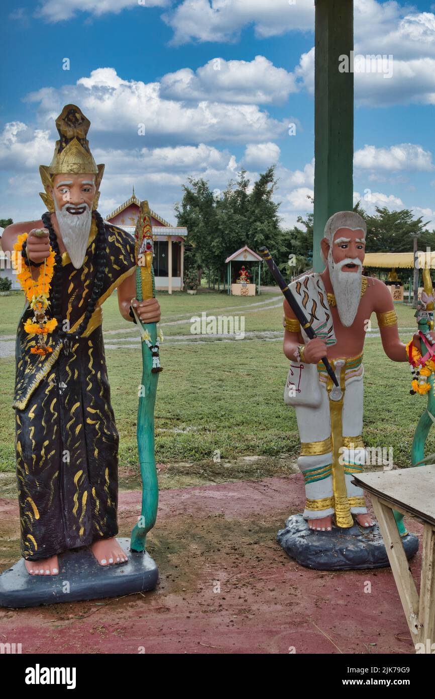 Art populaire thaïlandais : statues de pèlerins dans un temple de village thaïlandais à Phetchabun Banque D'Images