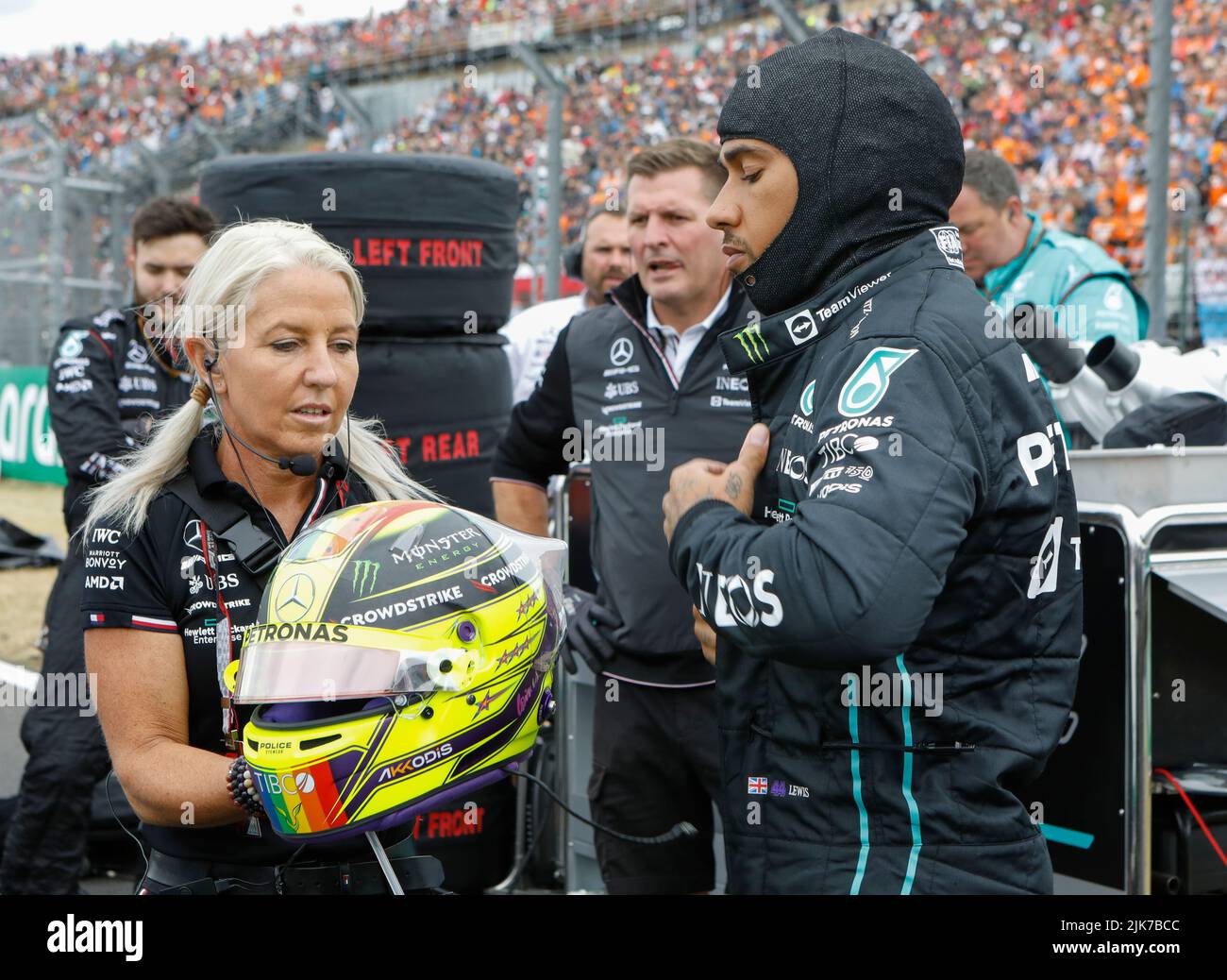 Magyorod, Hongrie. 31 juillet 2022. Formule 1 Grand Prix de Hongrie à Hungaroring, Hongrie. Photo : Lewis Hamilton (GBR) de Mercedes avec Angela Cullen sur la grille © Piotr Zajac/Alay Live News Banque D'Images