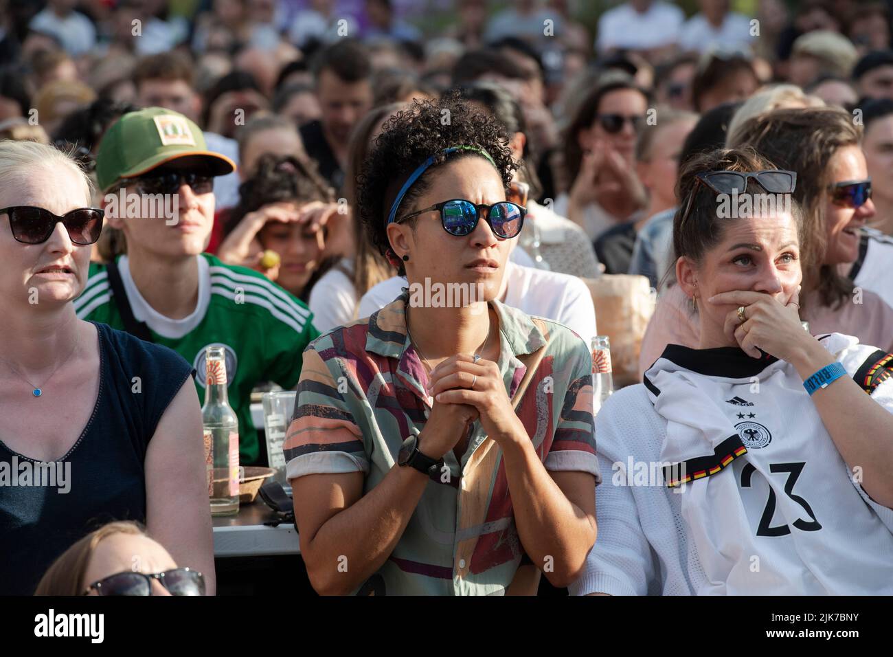 Berlin, Allemagne. 31st juillet 2022. De nombreuses personnes regardent la finale européenne de football féminin dans le parc Am Gleisdreieck. Credit: Paul Zinken/dpa/Alay Live News Banque D'Images