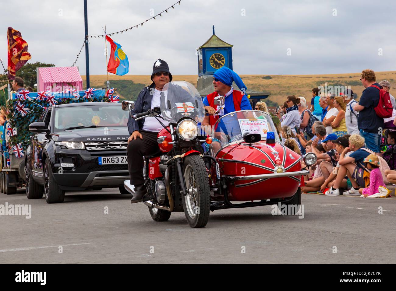 Swanage, Dorset, Royaume-Uni. 31st juillet 2022. Des milliers de personnes affluent pour le carnaval de Swanage pour assister au défilé de procession sur le thème d'une fois, un après-midi chaud et ensoleillé. Crédit : Carolyn Jenkins/Alay Live News Banque D'Images