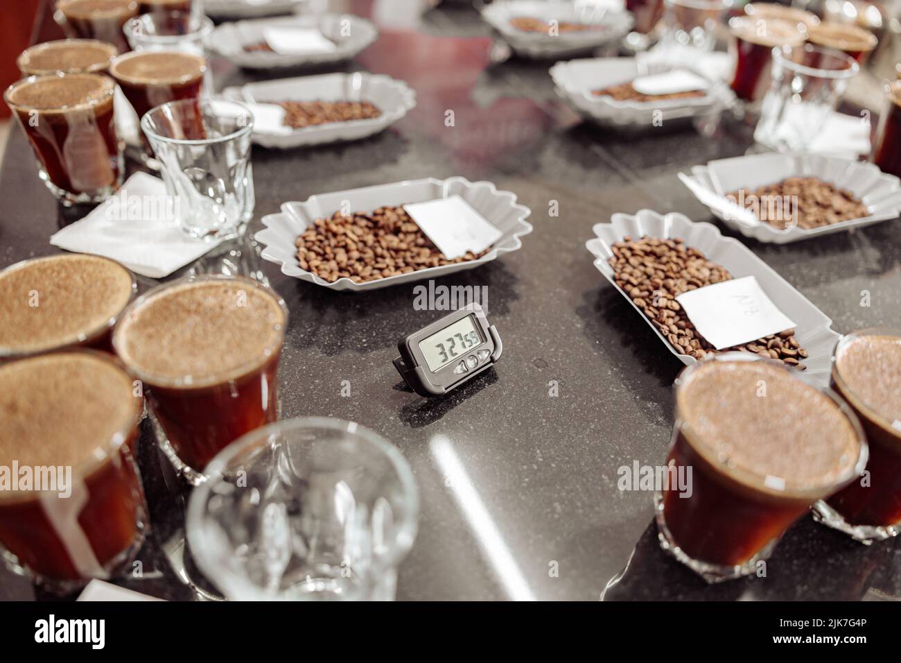 Verres de café et bols avec grains de café rôtis prêts pour une dégustation de café Banque D'Images