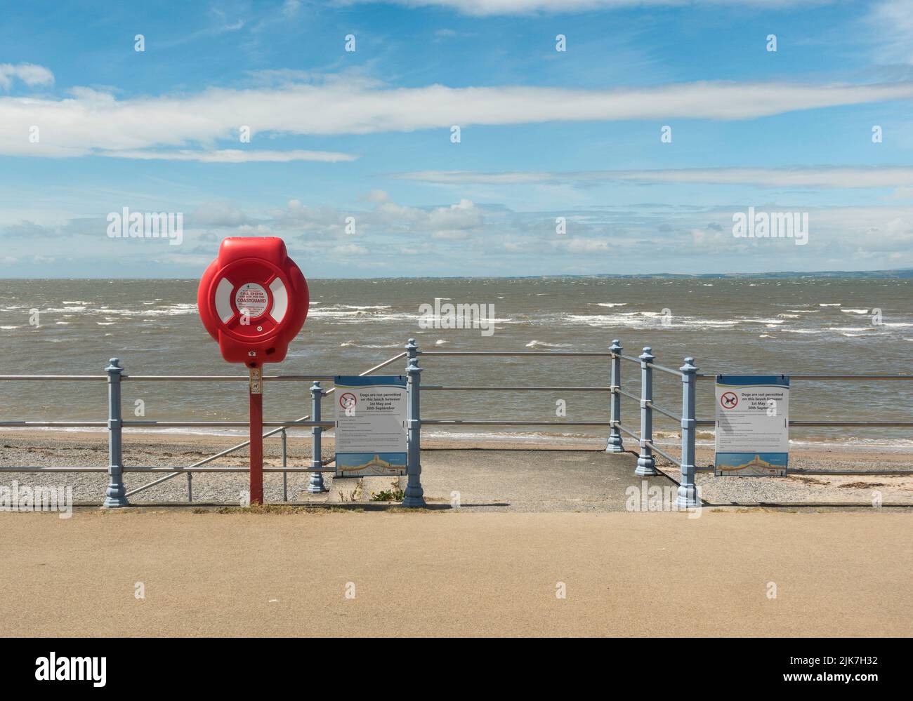 Une plage vide par une journée de farce à Morecambe, Lancashire, Angleterre, Royaume-Uni Banque D'Images