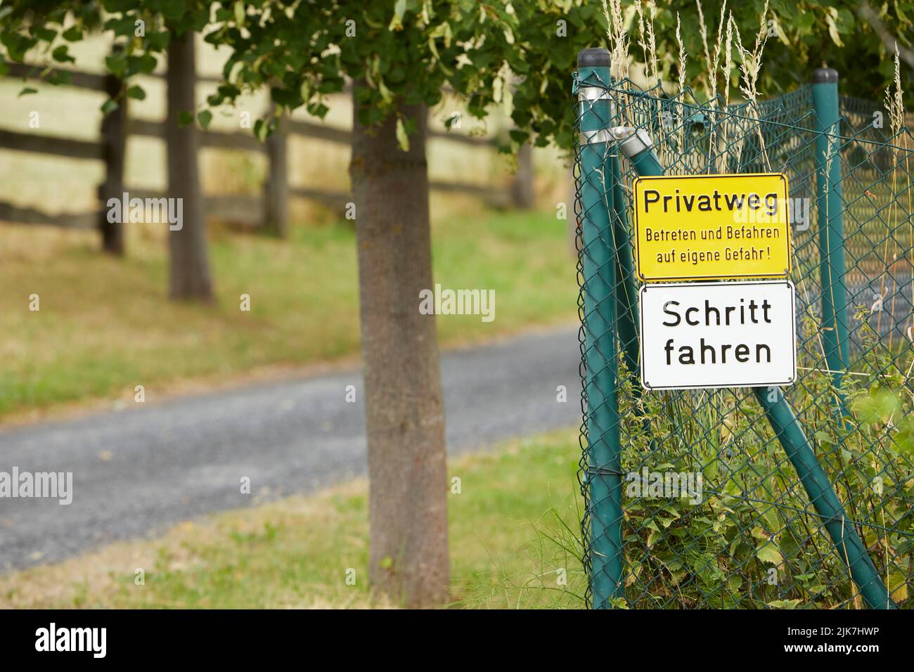 panneaux allemands montrant privat way et demander à conduire lentement Banque D'Images