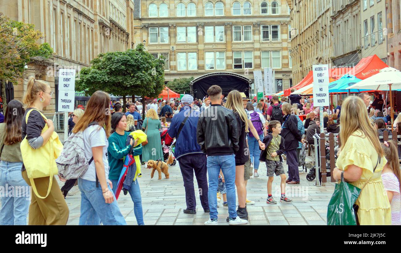 Glasgow, Écosse, Royaume-Uni 31 juillet 2022. Météo au Royaume-Uni : le dernier jour du festival de la ville marchande a vu un début humide mais un soleil éclatant à terminer, car les actes ont continué à se produire pour les touristes et les locaux. Crédit Gerard Ferry/Alay Live News Banque D'Images