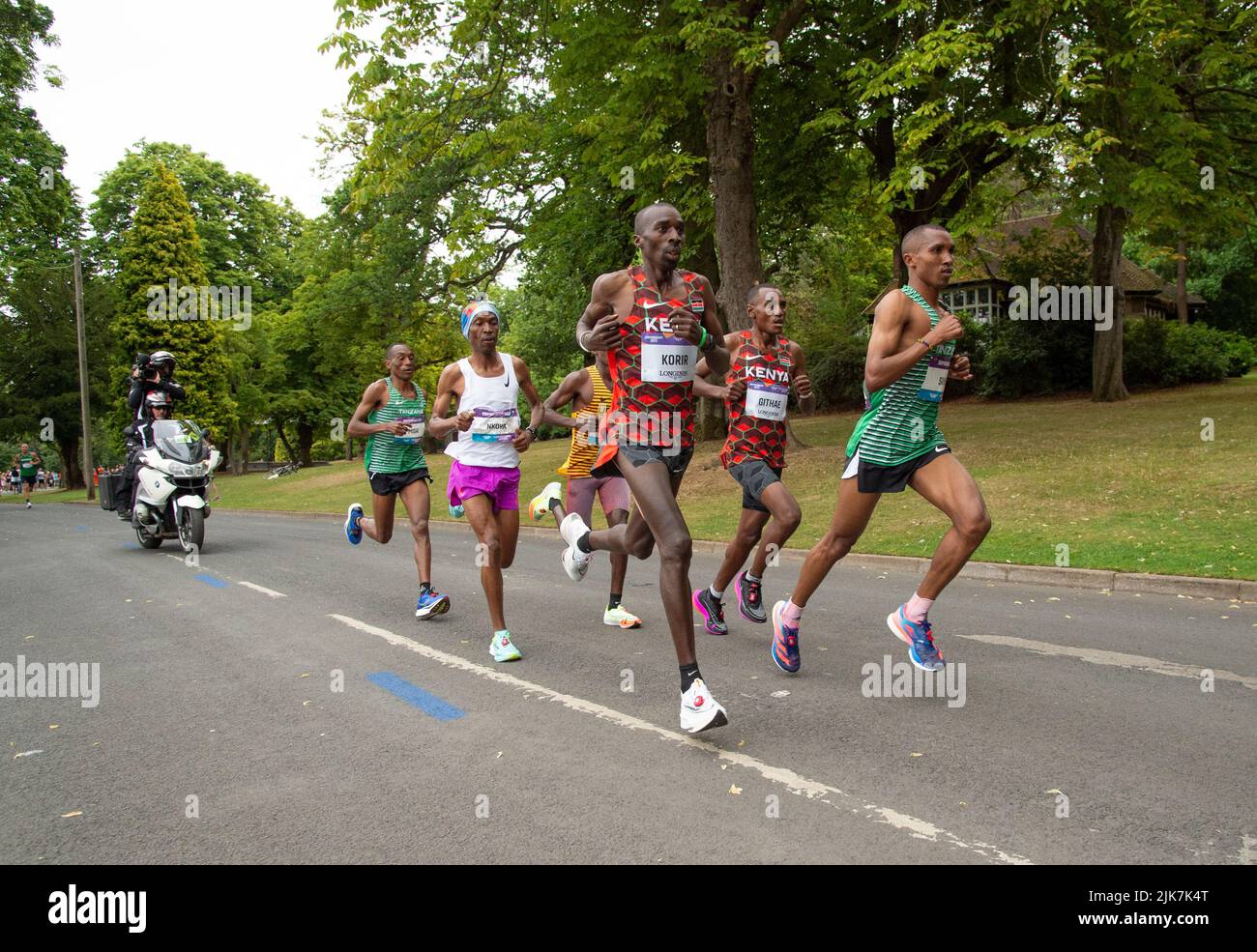 Jonathan Kipleting Korir (KEN) et Alphonce Felix Simbu (TAN) participant au marathon masculin le deuxième jour des Jeux du Commonwealth à Cannon Hill Park Banque D'Images