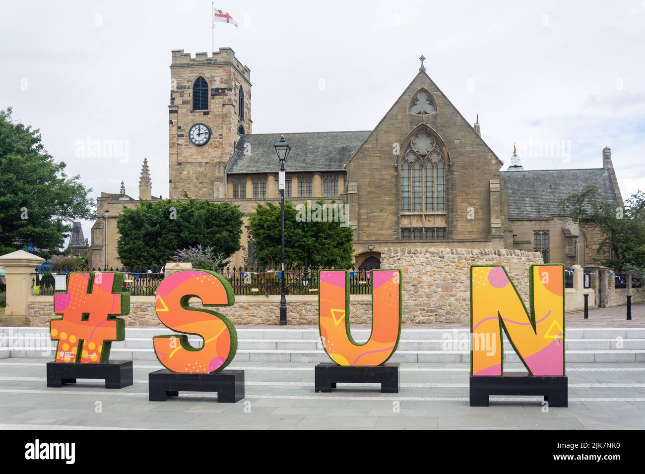 Sunderland Minster et Sunderland hashtag symbole média, Town Park, ville de Sunderland, Tyne and Wear, Angleterre, Royaume-Uni Banque D'Images