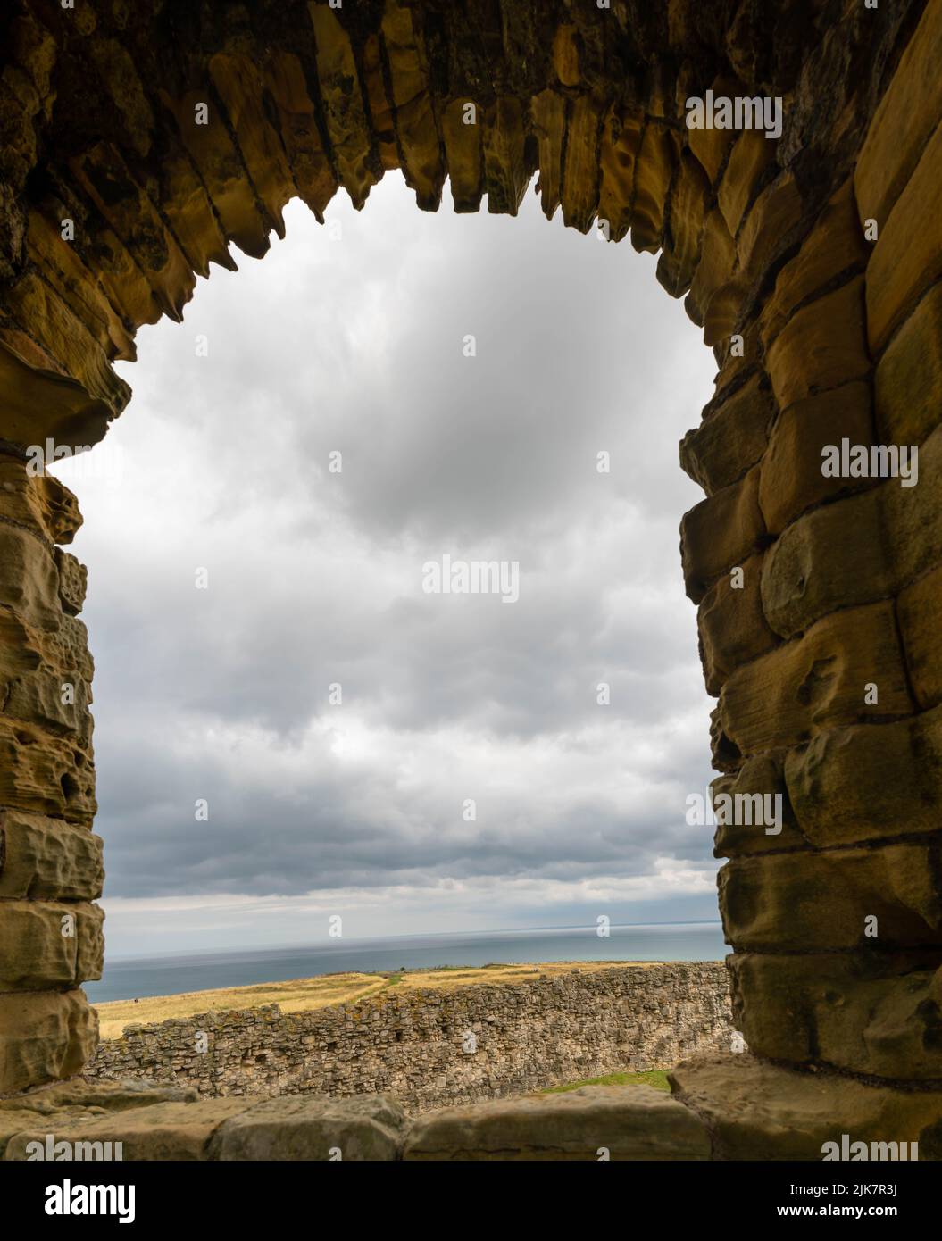 Arche en pierre encadrant le paysage spectaculaire du ciel et des landes dans le Yorkshire Banque D'Images Arche en pierre encadrant le paysage spectaculaire du ciel et des landes dans le Yorkshire Banque D'Images