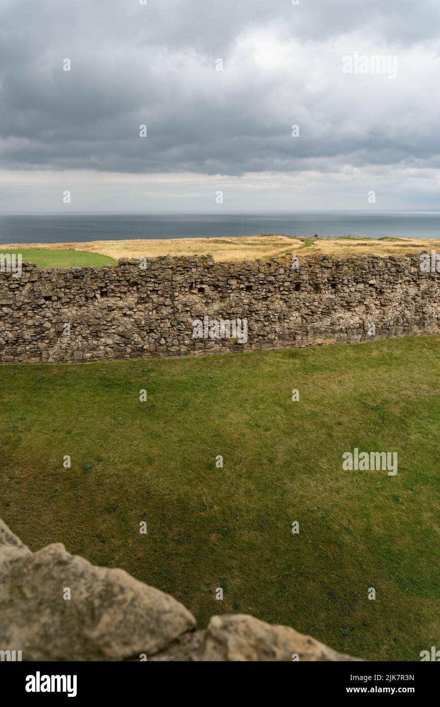 Ancien mur de pierre sèche à travers la campagne du Yorkshire avec ciel nuageux spectaculaire Banque D'Images