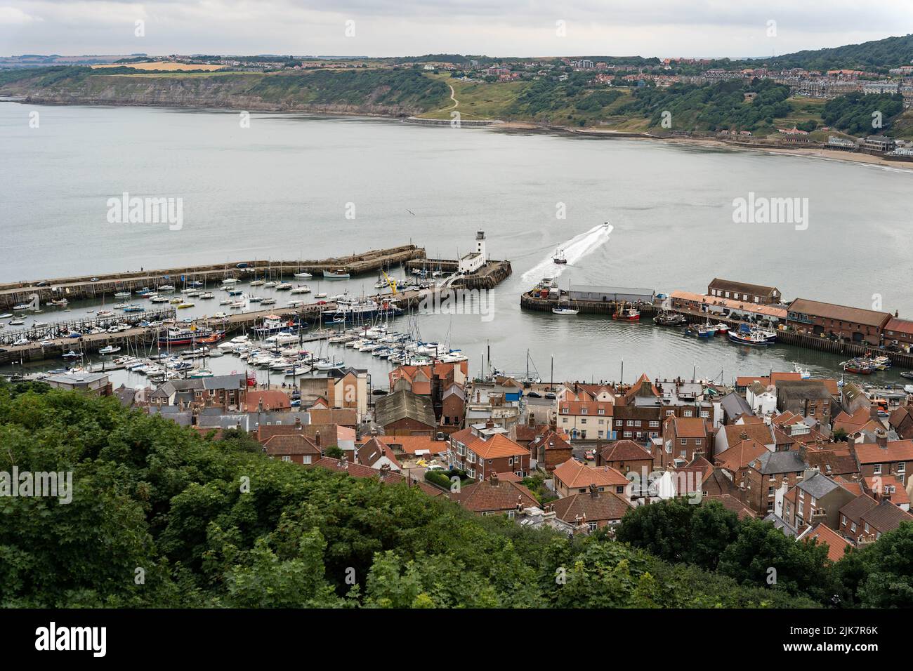 Vue aérienne du port de Scarborough avec des bateaux, des toits rouges et des falaises côtières dans le Yorkshire Banque D'Images