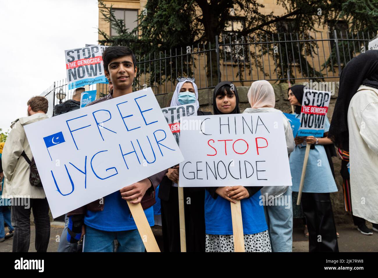 Une manifestation stand 4 Uyghur a eu lieu le 31st juillet 20222 devant le consulat chinois à Édimbourg. Plusieurs orateurs ont parlé des épices qui ont lieu alors que le gouvernement chinois abuse des musulmans d'Uyghur, qui est estimé que jusqu'à 3 millions de personnes d'Uyghur ont été détenues illégalement. Banque D'Images