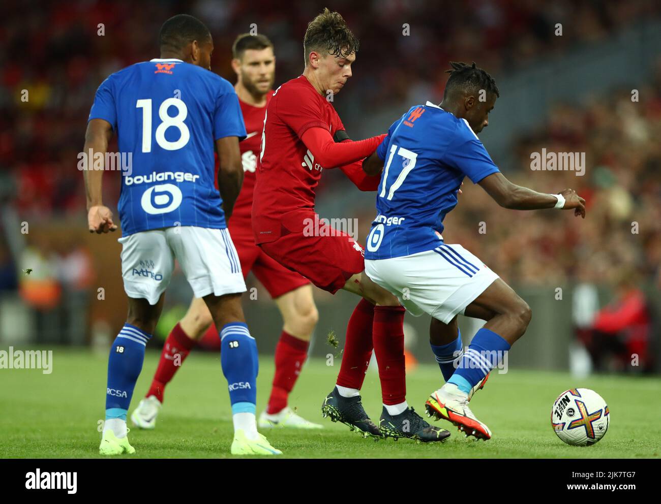 Jean-Richner Bellegarda (à droite) et Luke Chambers (au centre) de Liverpool se battent pour le ballon lors du match amical d'avant-saison à Anfield, Liverpool. Date de la photo: Dimanche 31 juillet 2022. Banque D'Images