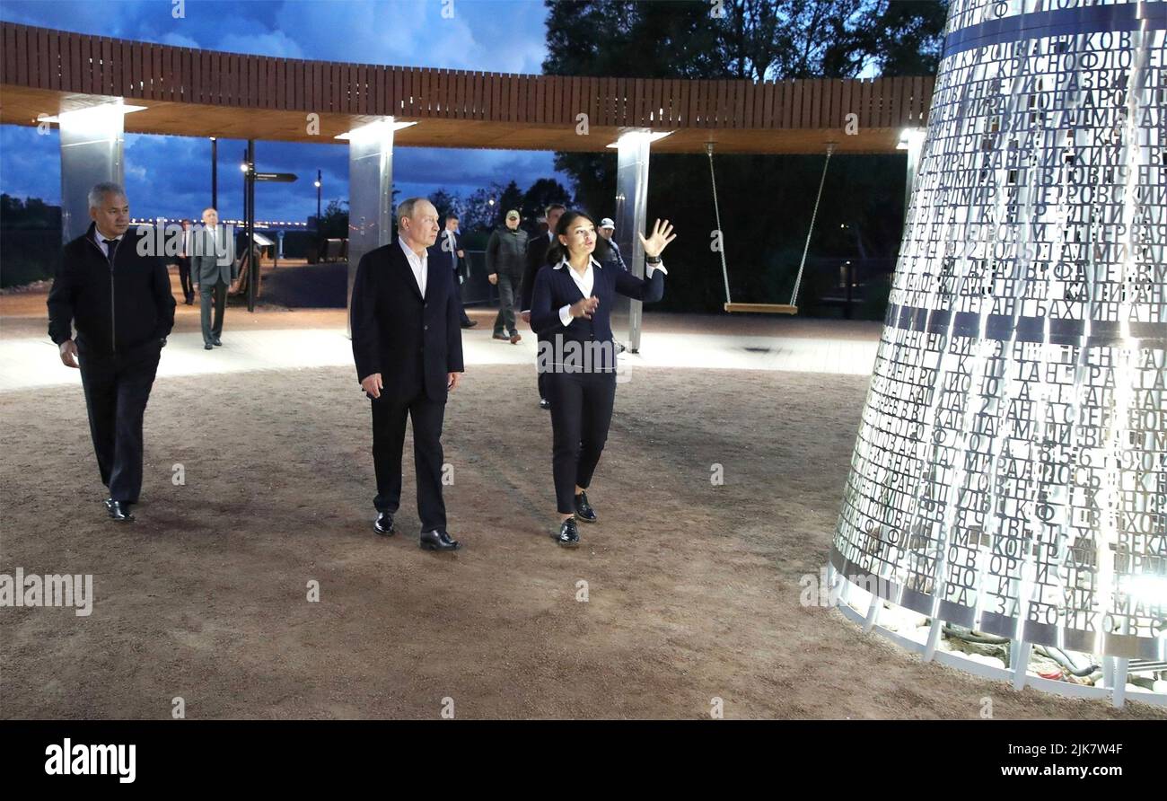 St Petersburgh, Russie. 30 juillet 2022. Le président russe Vladimir Poutine, au centre, et le ministre de la Défense Sergueï Shoigu, à gauche, ont droit à une visite du musée et du parc historique par le chef de projet Ksenia Shoigu, à droite, à la grappe touristique et récréative de l'île de forts 30 juillet 2022, à Kronstadt, en Russie. Credit: Mikhail Klimentyev/Kremlin Pool/Alamy Live News Banque D'Images