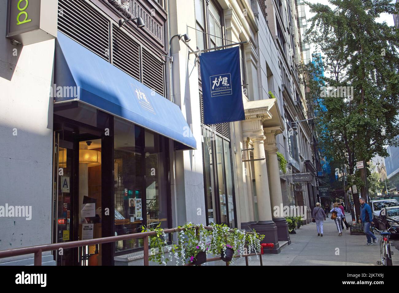New York, NY, États-Unis - 1 août 2022 : restaurant japonais Ootoya dans Greenwich Village avec auvent et bannière au 41 E 11th Street Banque D'Images