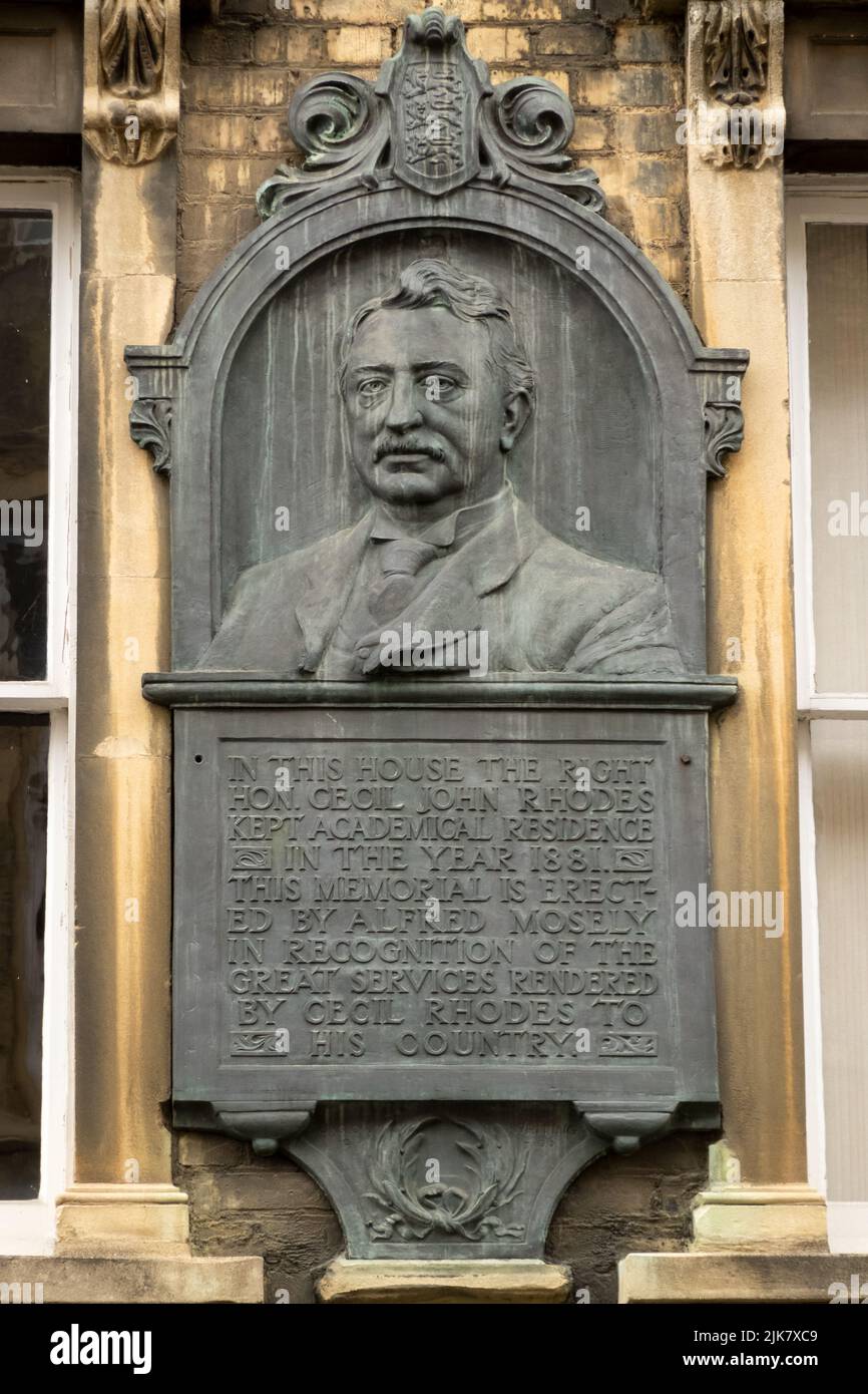 Une plaque controversée relative à Cecil Rhodes est située entre les fenêtres du premier étage du Collège Oriel, propriété du 6 King Edward Street, Oxford. La plaque se trouve à deux rues de la statue de Cecil Rhodes que le mouvement Rhodes doit tomber a fait campagne pour l'avoir enlevée. Nadine Dorries, secrétaire à la culture, a infirme l'historique de l'Angleterre et a donné le statut de plaque de grade II en juillet 2022. Crédit : Stephen Bell/Alay Banque D'Images