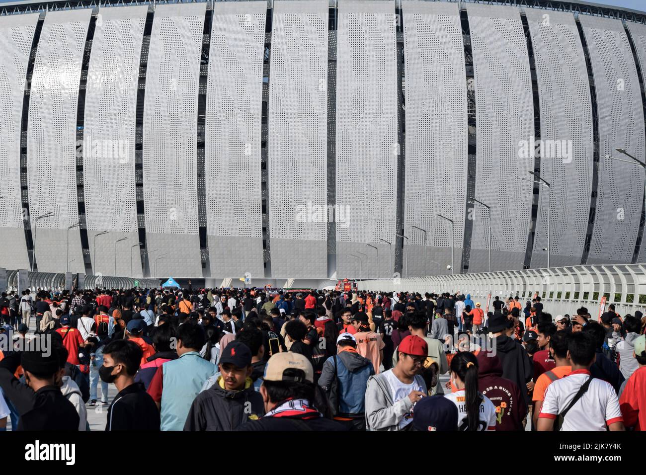 Foule sur le groupe de fans sur le stade Jakarta International Stadium. Jakarta, Indonésie, 1 août 2022 Banque D'Images