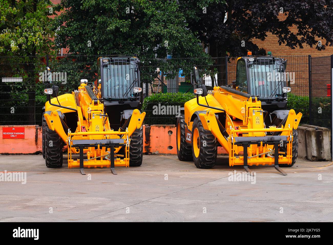 Les tout nouveaux chargeurs télescopiques JCB 540-140 sont prêts à être loués dans un dépôt de location d'usine à Leeds, West Yorkshire, Royaume-Uni Banque D'Images