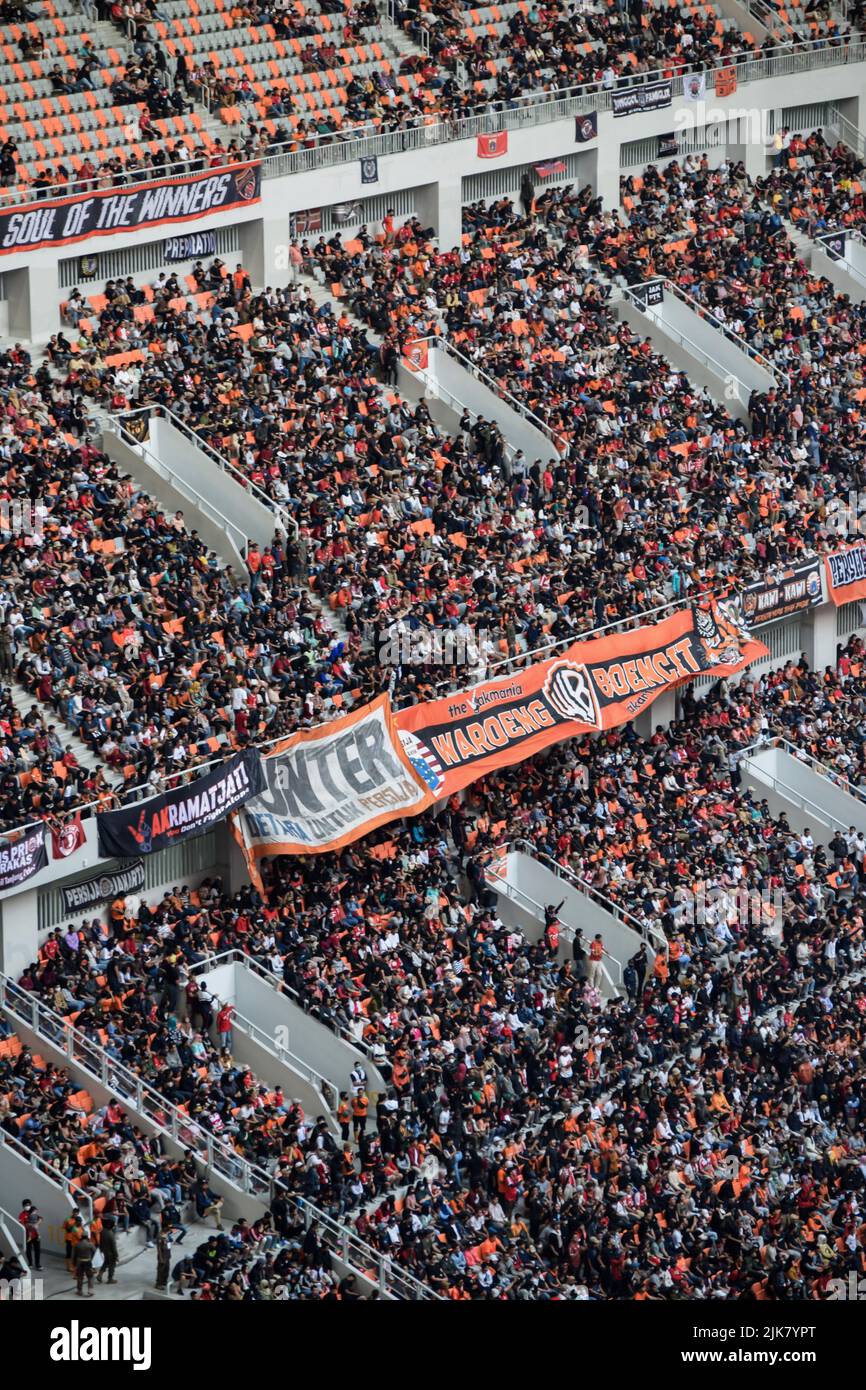 Foule sur le groupe de fans sur le stade Jakarta International Stadium. Mise au point sélective sur la bannière. Jakarta, Indonésie, 1 août 2022 Banque D'Images